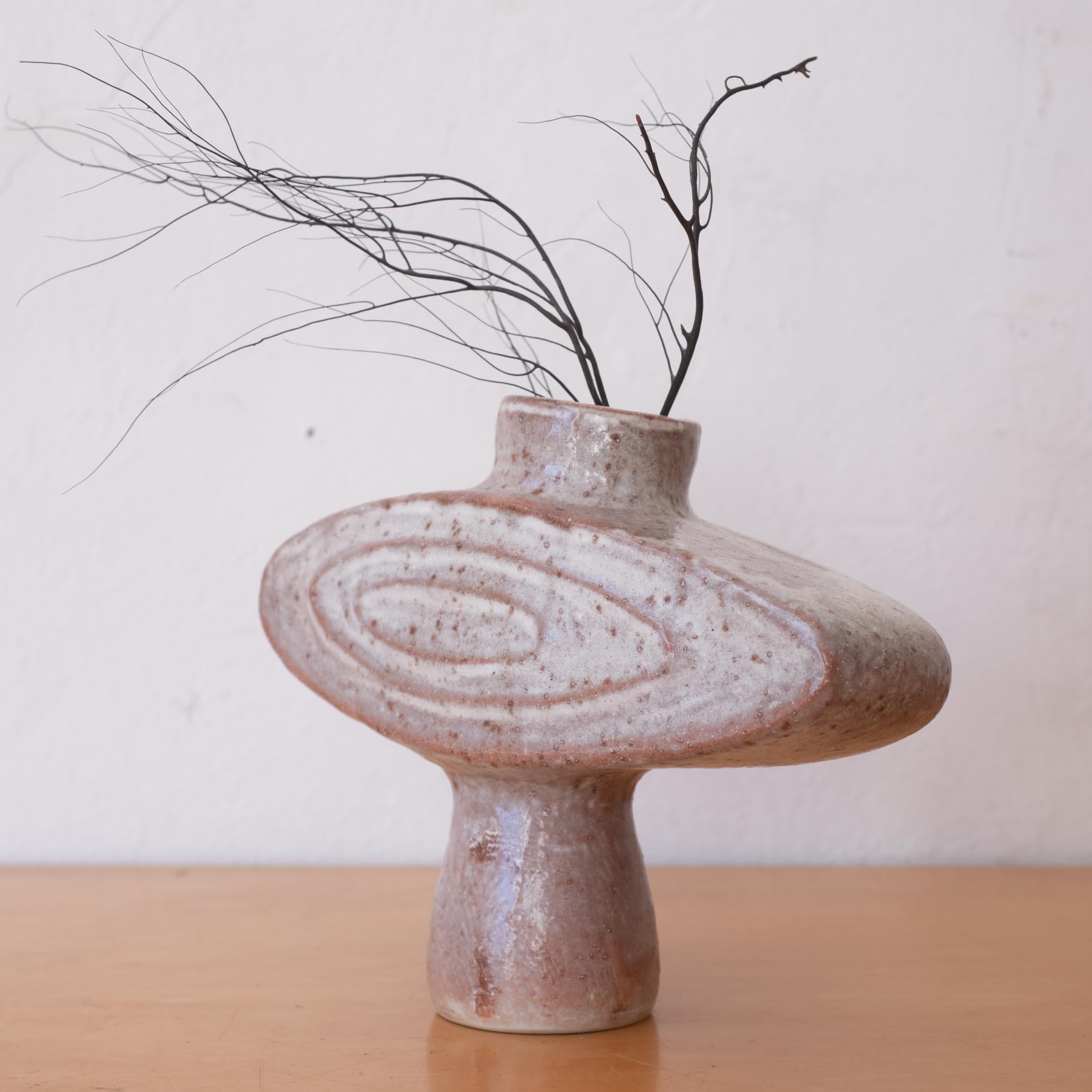 Skulpturale modernistische Ikebana-Vase aus Keramik. Tolle Glasur mit erhabenem, strukturiertem Design und Wabi-Sabi-Form. Unterzeichnet auf Japanisch. Japan, 1960