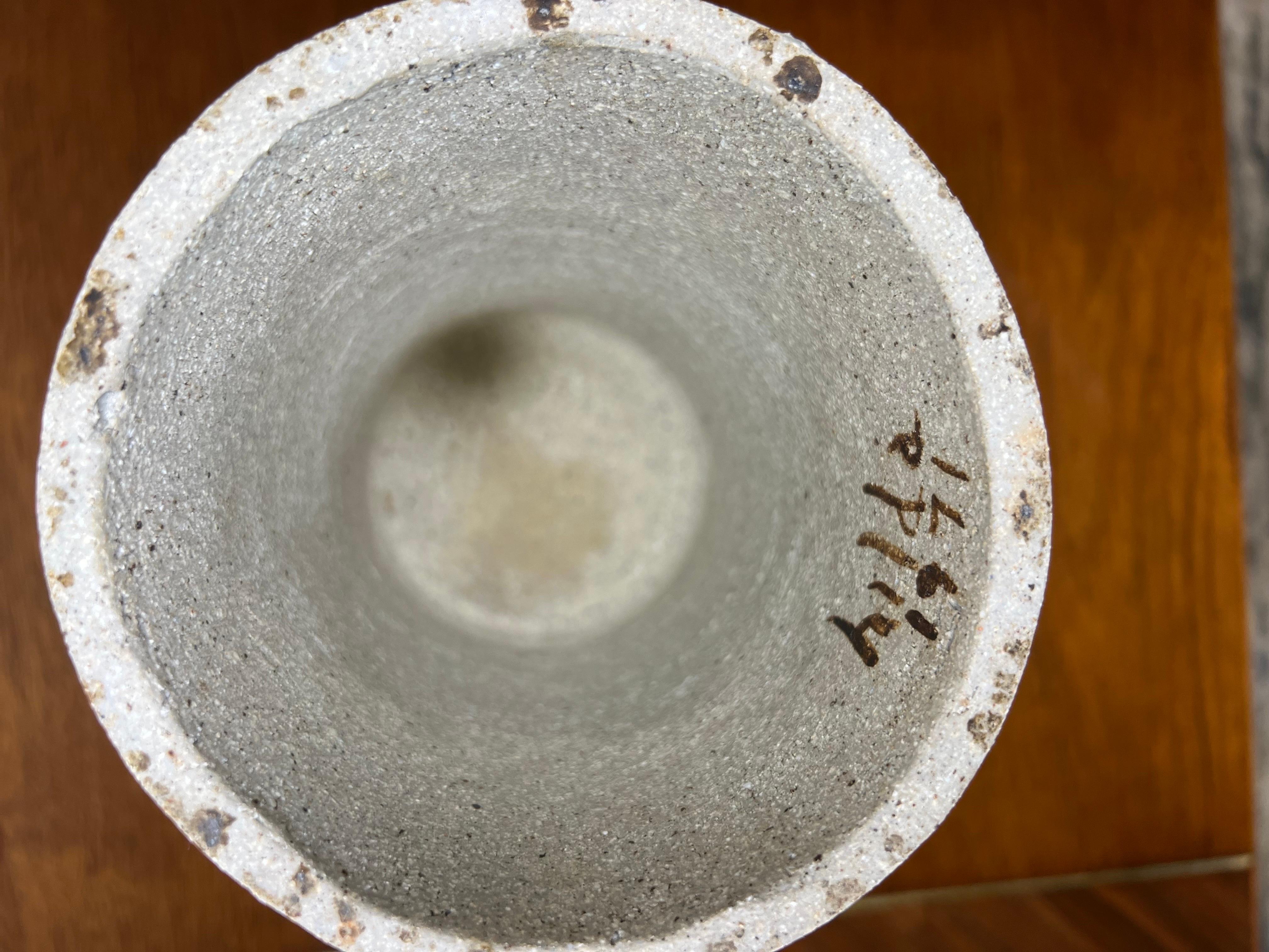 Mitte des Jahrhunderts Signiert  Vase (Keramik) im Angebot