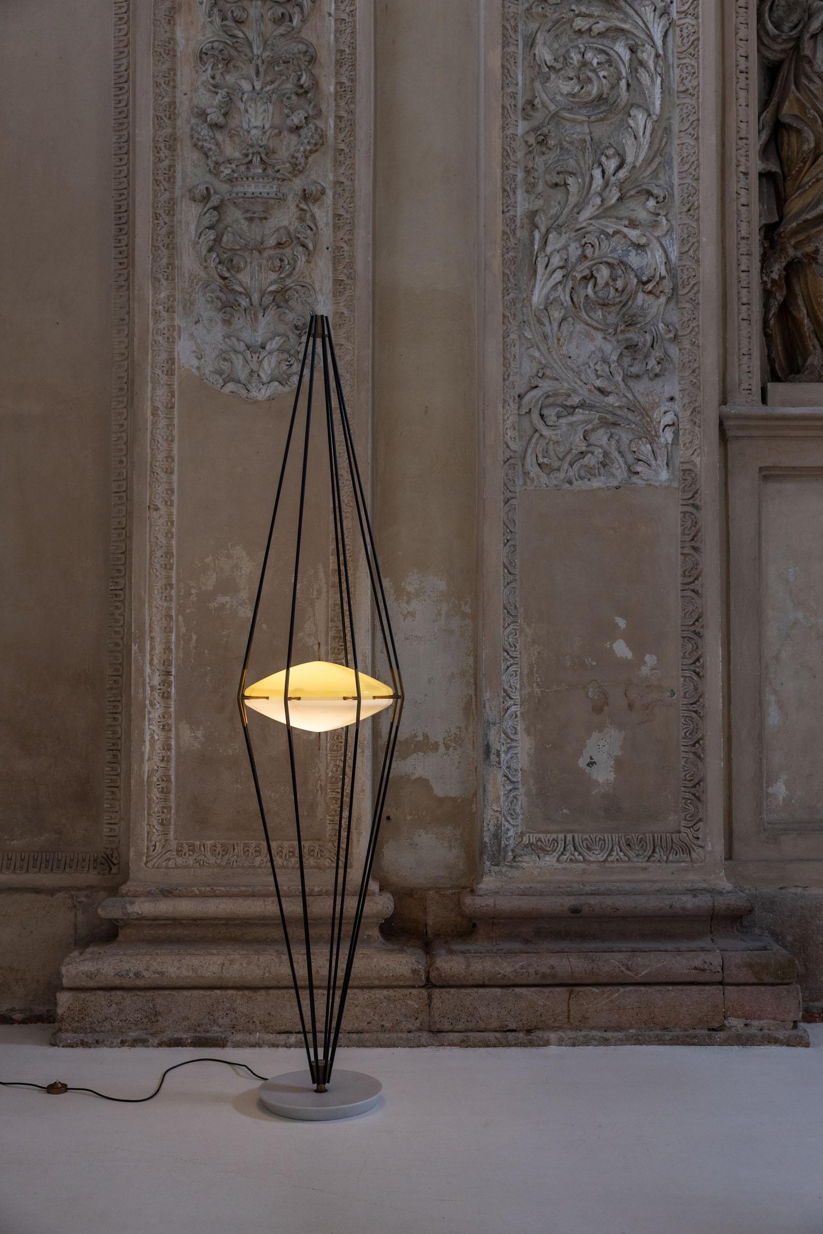 Iconica lampada da terra italiana disegnata da Angelo Lelli & Ettore Sottsass - modello 