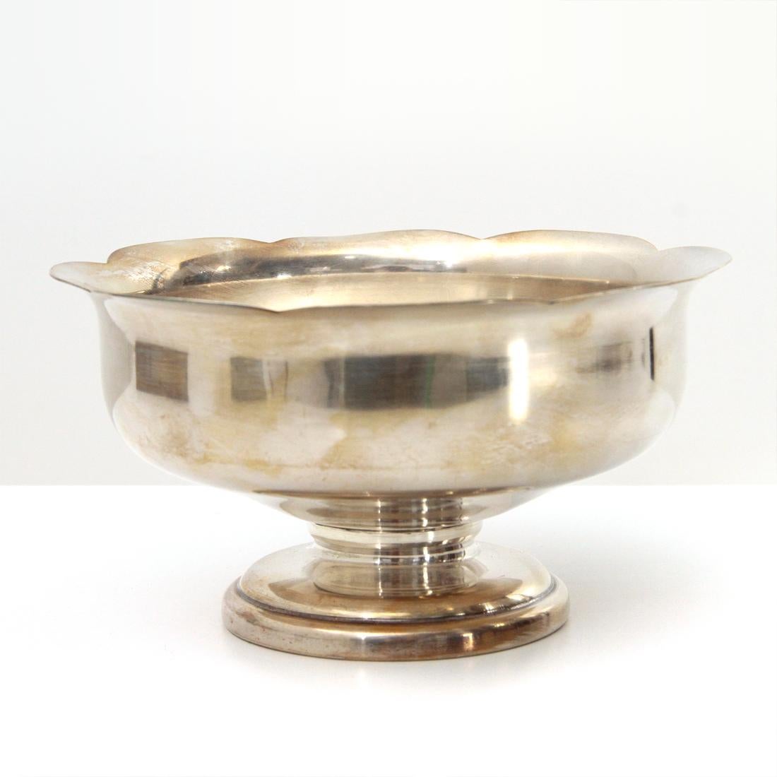 Centerpiece produced by Fratelli Calderoni in the 1950s.
Structure with petal-shaped edges in silver alpaca.
Good general conditions, some signs due to normal use over time.

Dimensions: Diameter 21 cm - Height 11.5 cm