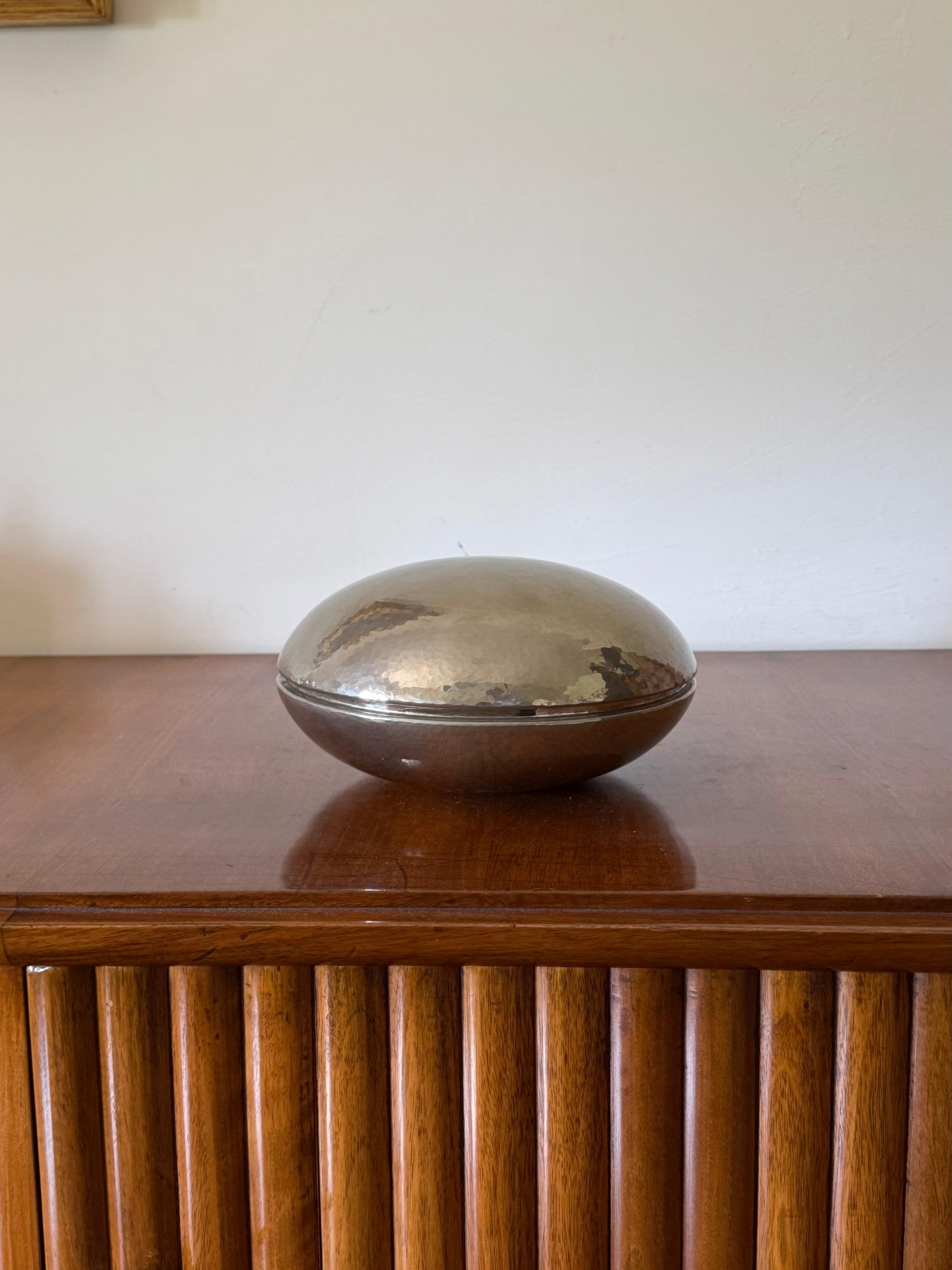 Hollywood Regency Midcentury silver-plated hand-hammered brass box, Zanetto Padova Italy 1970s in vendita