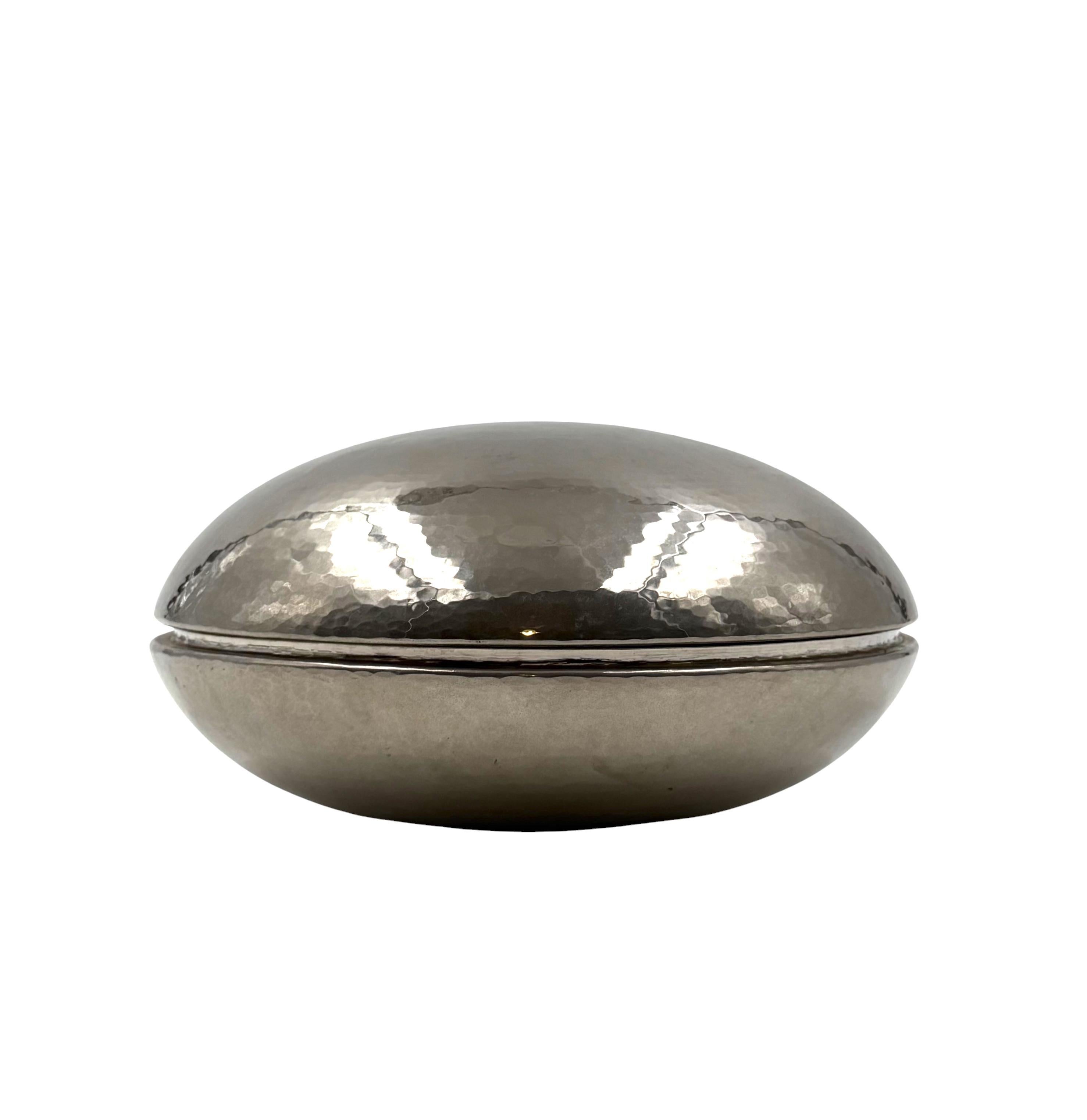 Placcato argento Midcentury silver-plated hand-hammered brass box, Zanetto Padova Italy 1970s in vendita