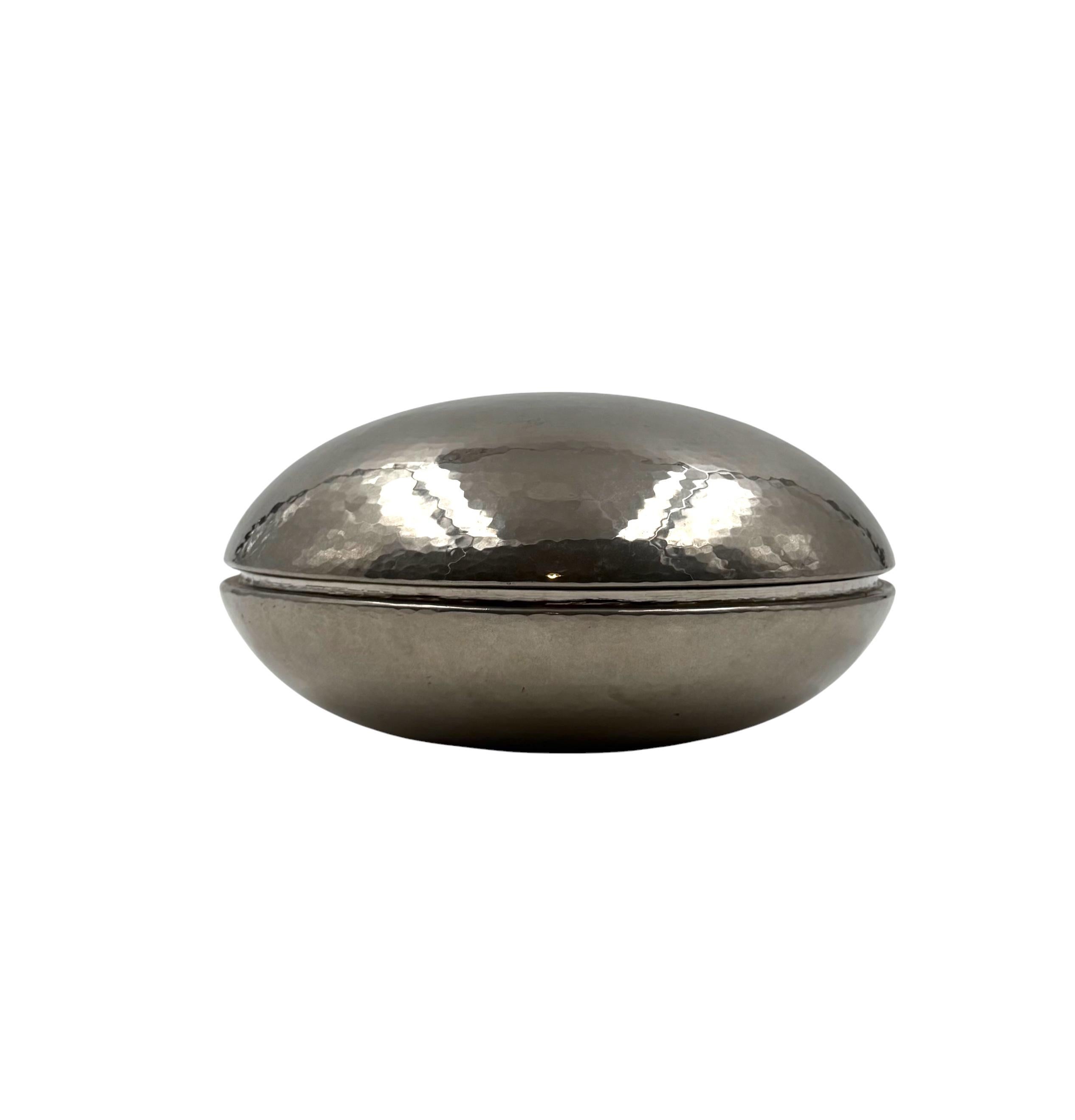 Midcentury silver-plated hand-hammered brass box, Zanetto Padova Italy 1970s in vendita 1