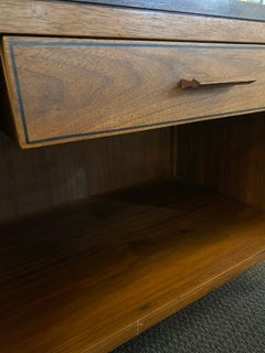 Comodino midcentury a un cassetto in noce e vimini