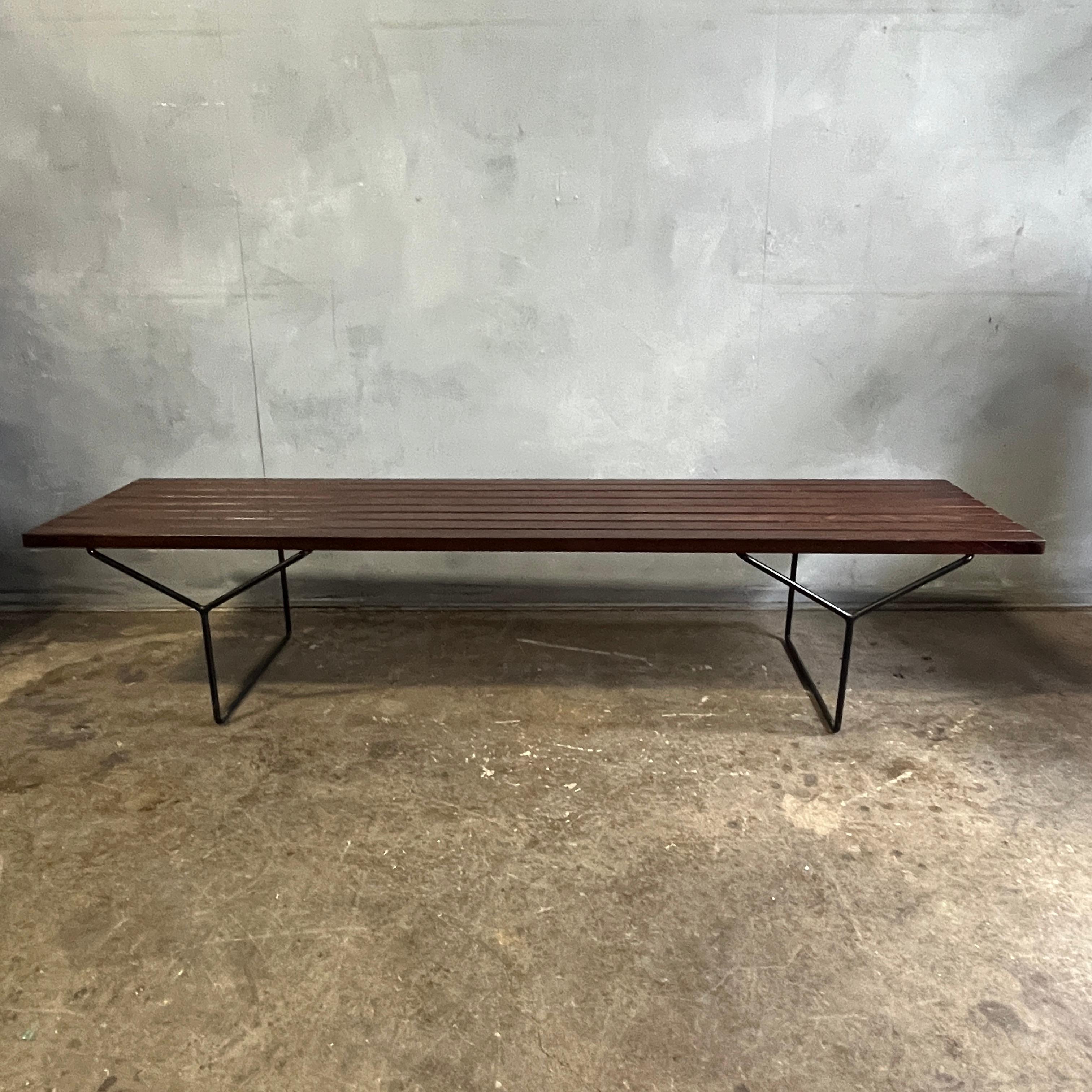 Splendida panca o tavolino a doghe di Harry Bertoia per Knoll, anni '50, della metà del secolo scorso. Frassino macchiato. Etichetta Bowtie originale (Knoll Associates) precedente a Knoll International. Ha la giusta dose di patina e lievi graffi.
