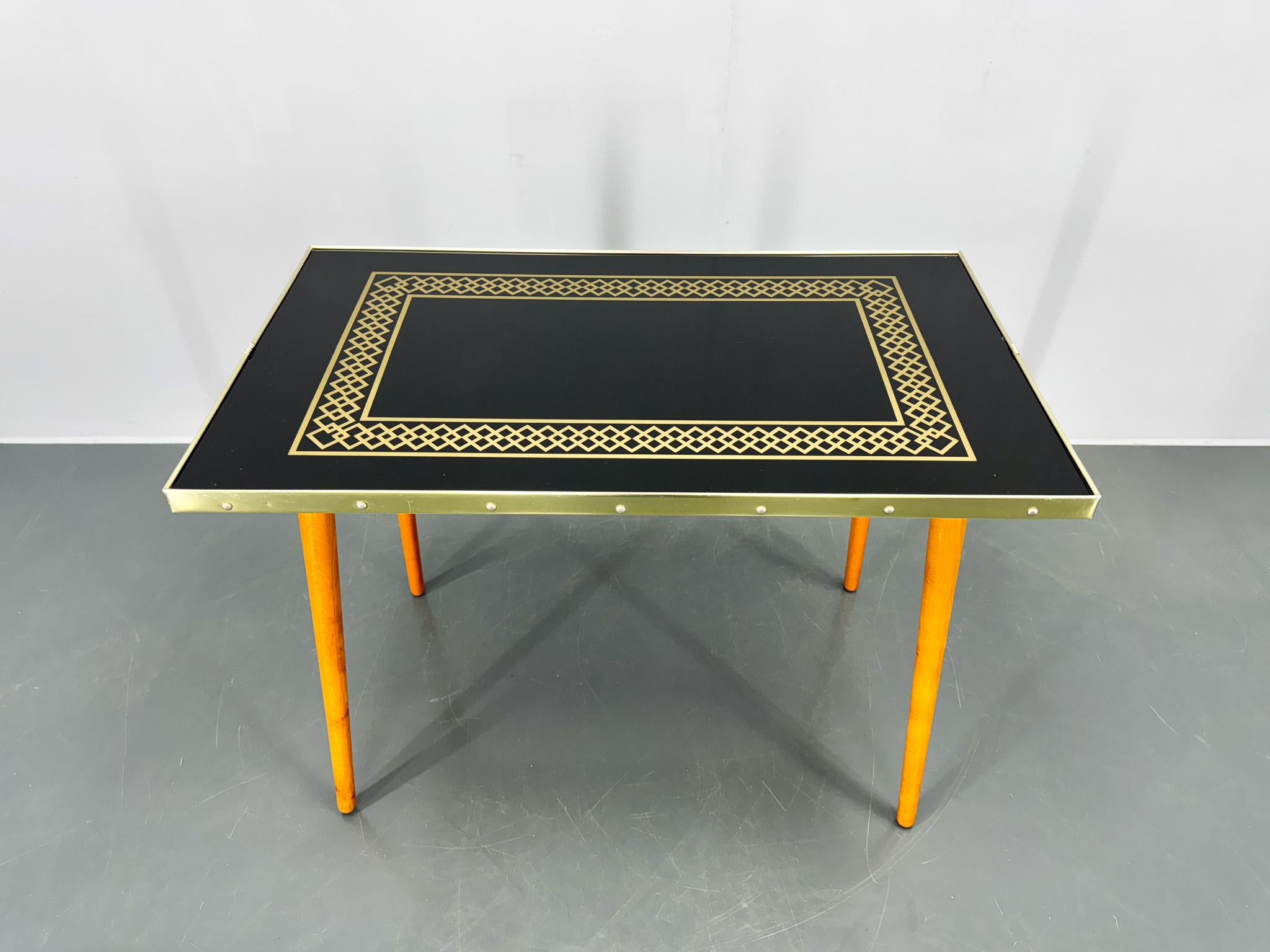 Table d'appoint ou table basse vintage avec plateau en verre et garniture en laiton. Fabriqué en Allemagne en 1972. 