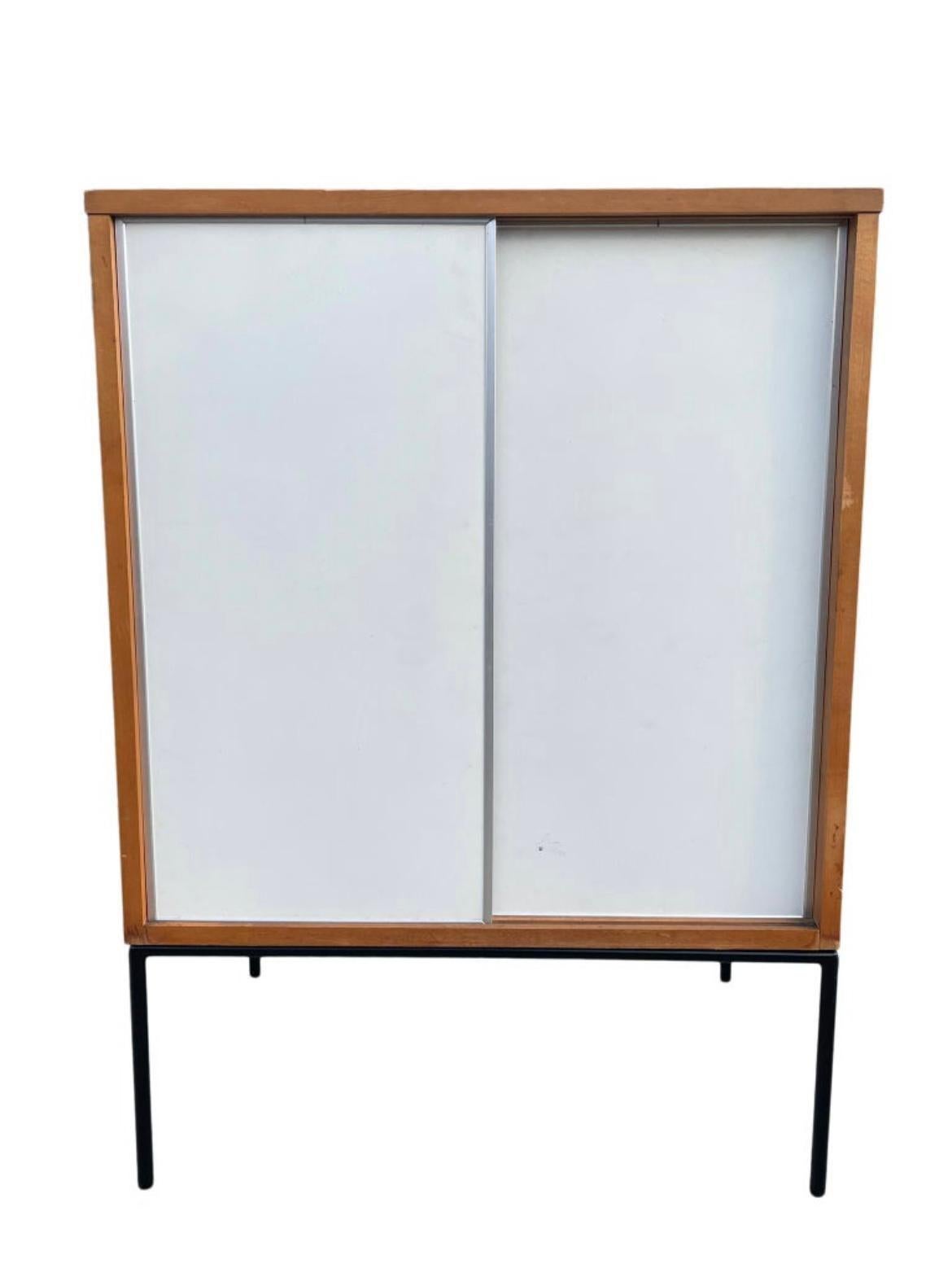 Mid-Century moderno Piccolo mobile in acero del Medioevo di Paul McCobb Planner Group #1512 ante B&W in vendita