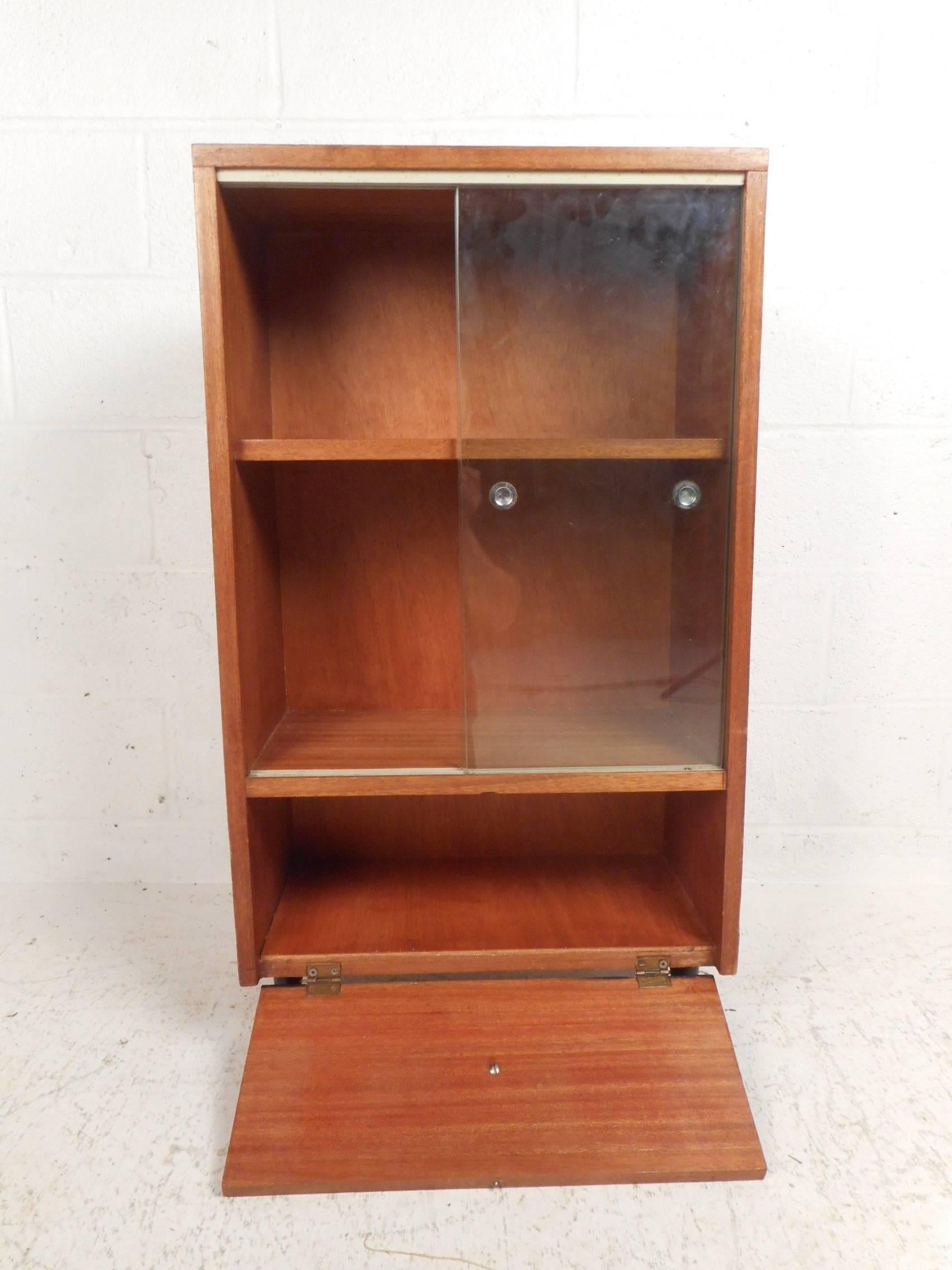 Midcentury Small Walnut Bookshelf or Cabinet In Good Condition In Brooklyn, NY