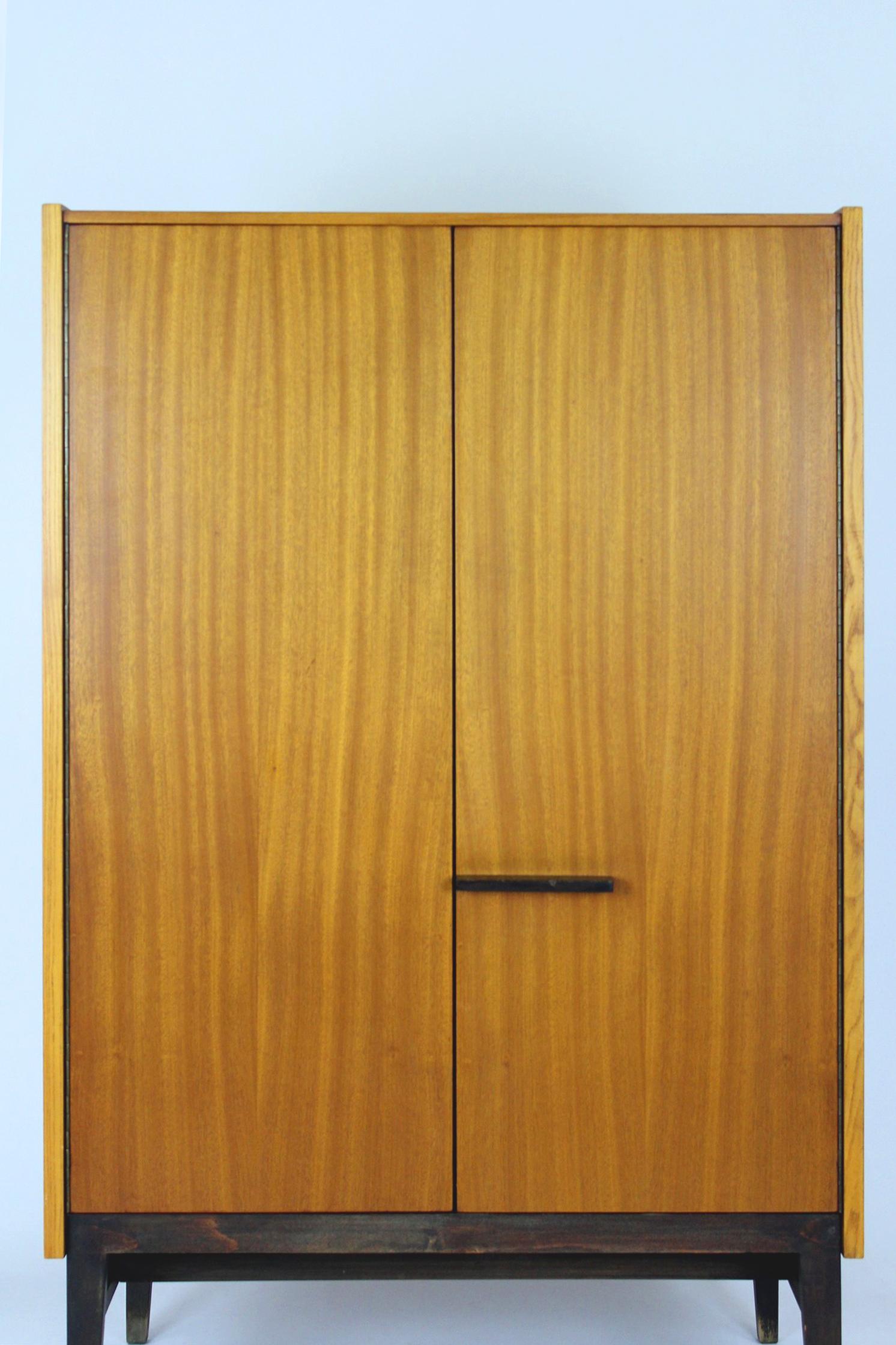 Cette armoire en frêne et acajou a été fabriquée en 1970 par Up&Up en Tchécoslovaquie. Il comporte 4 étagères et 2 tiroirs. L'armoire est conservée dans son état d'origine, en très bon état.
Nous avons d'autres meubles de cet ensemble (bureau, 2