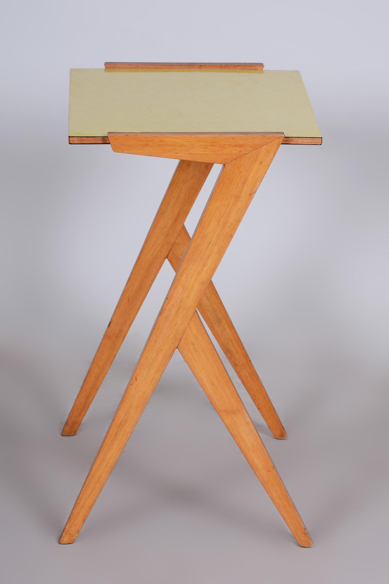 Kleiner gelber Tisch aus der Mitte des Jahrhunderts, Buche, Umakart, restauriert, Tschechien, 1950er Jahre im Zustand „Gut“ im Angebot in Horomerice, CZ