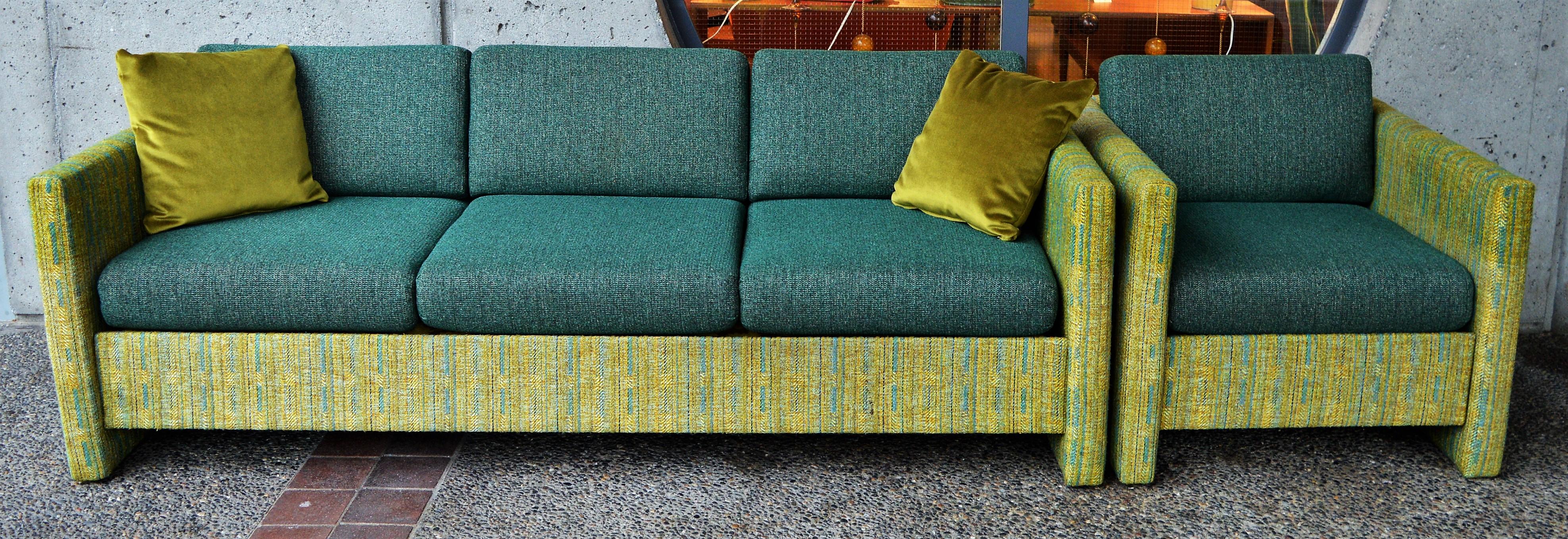 Midcentury Sofa and Club Chair in Teal Wool Cushions with Contrasting Print (Mitte des 20. Jahrhunderts)