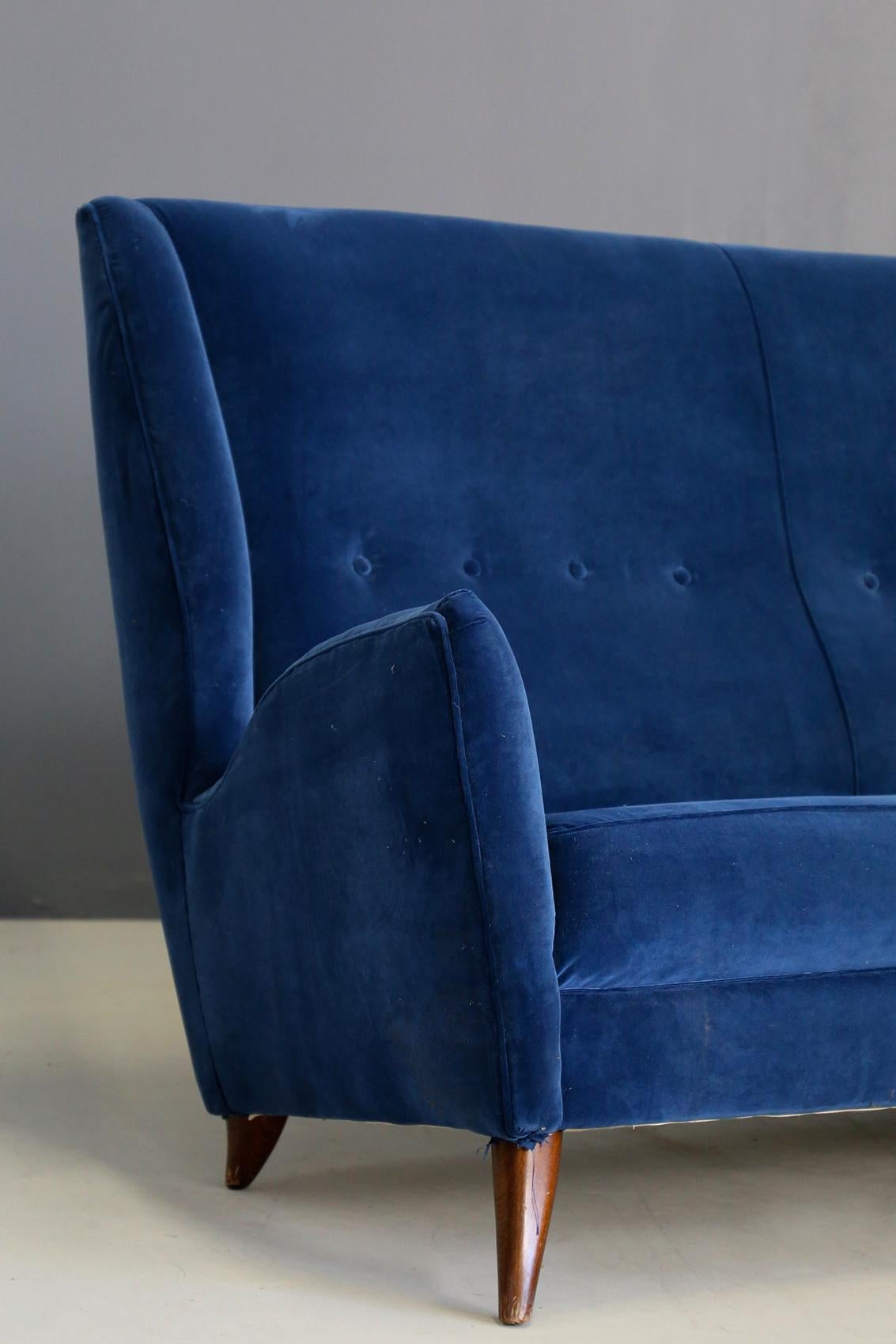 Midcentury sofa attributed to Gio Ponti for Isa Bergamo in blue velvet, restored 1950s. Elegant and timeless, this sofa is attributed to Gio Ponti for Isa Bergamo manufacture in 1950s. The sofa has been restored in blue velvet. The seat includes 4