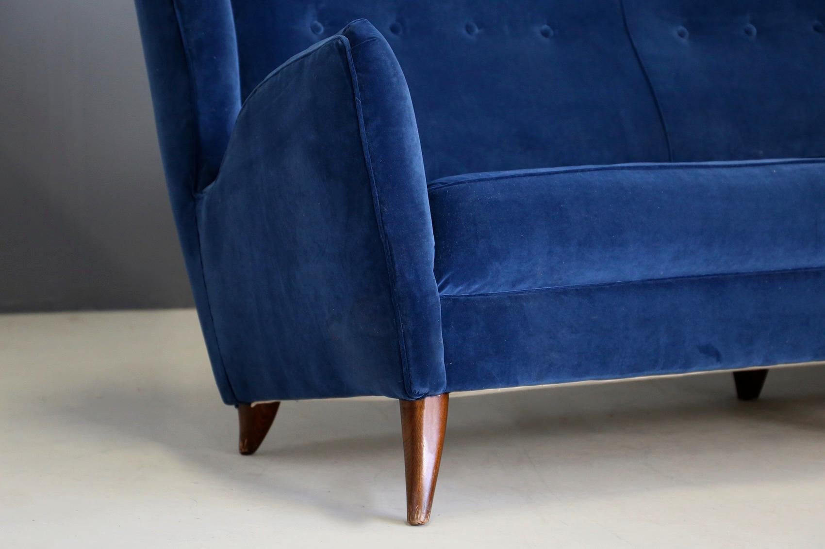 Italian Sofa attributed to Gio Ponti for Isa Bergamo in Blue Velvet, Restored 1950s