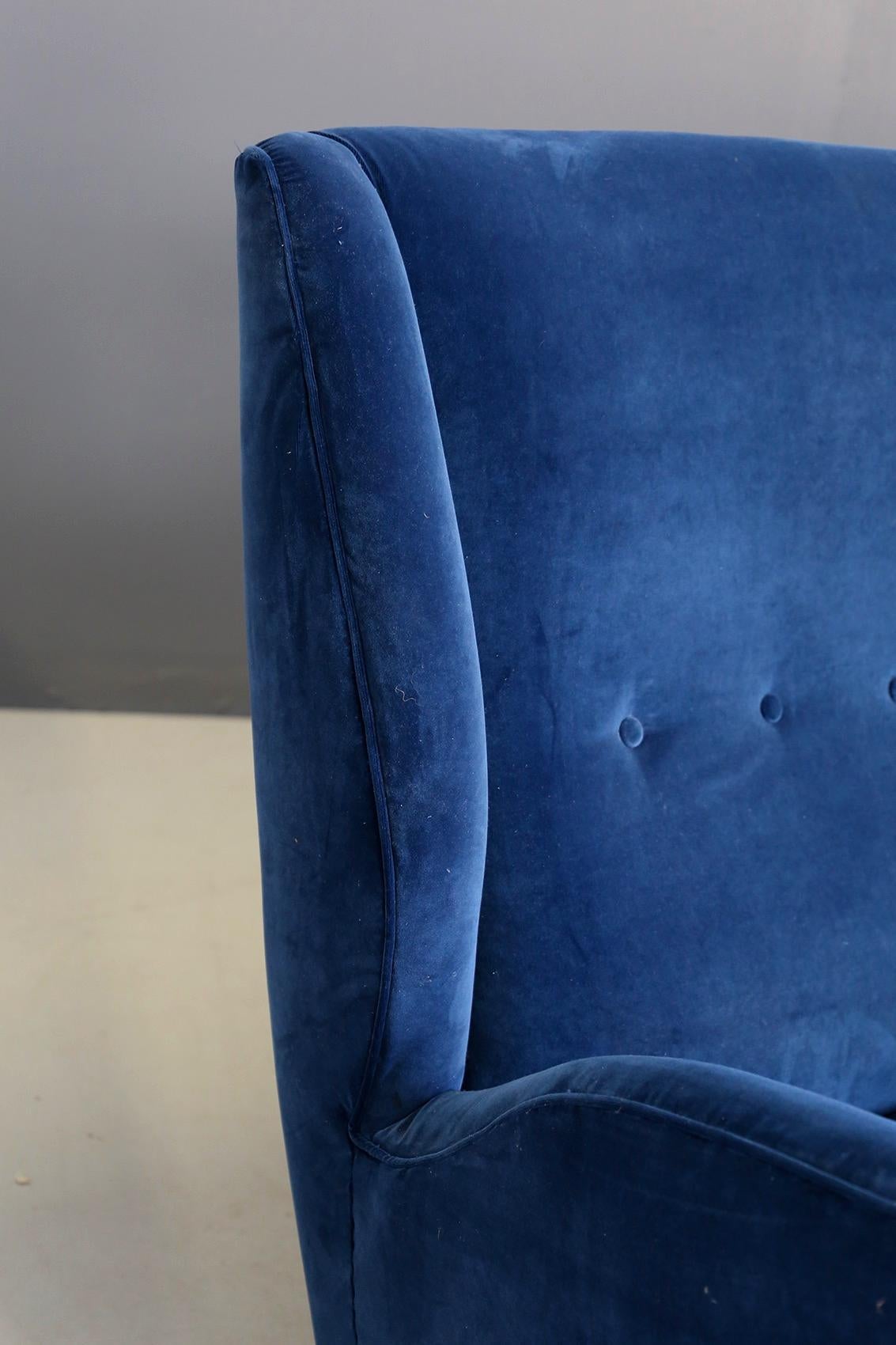 Sofa attributed to Gio Ponti for Isa Bergamo in Blue Velvet, Restored 1950s In Good Condition In Milano, IT