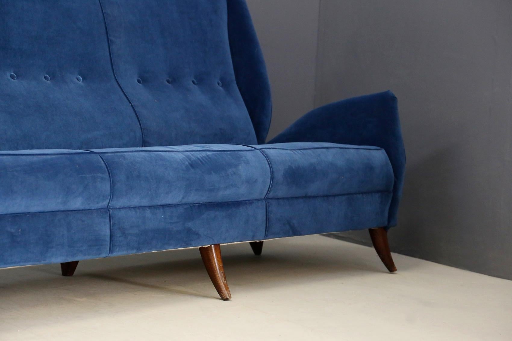 Mid-20th Century Sofa attributed to Gio Ponti for Isa Bergamo in Blue Velvet, Restored 1950s