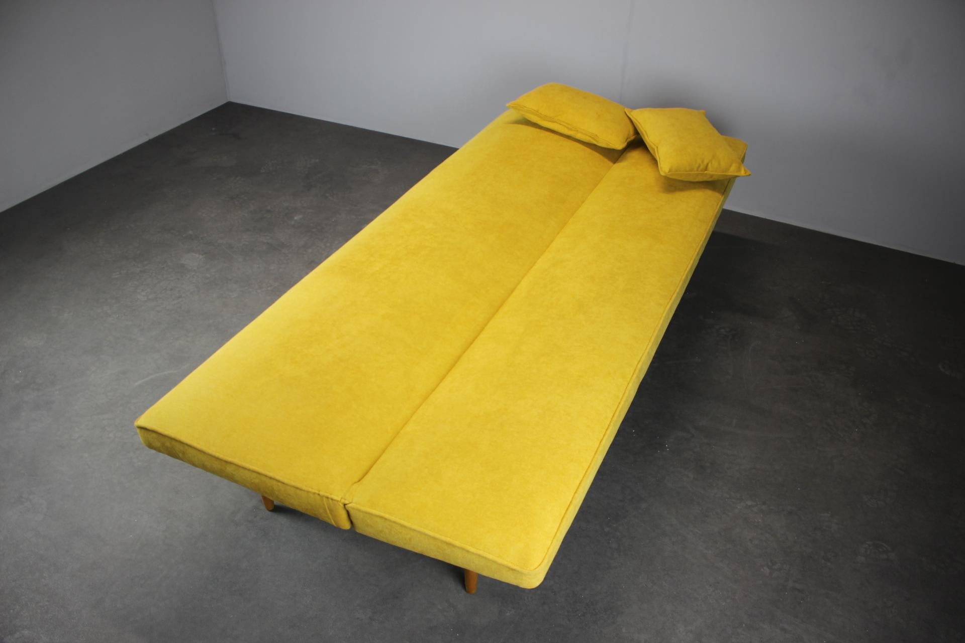 Midcentury Sofa Designed by Miroslav Navrátil, 1960s en vente 3