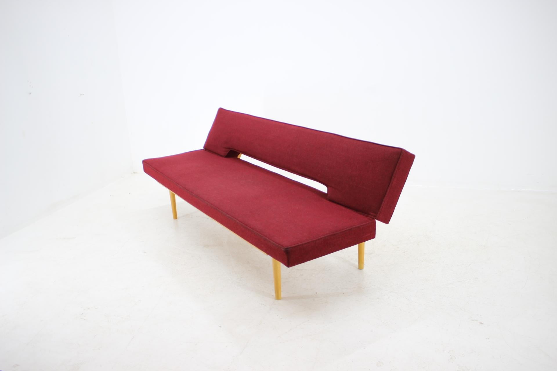 Sofa aus der Mitte des Jahrhunderts, entworfen von Miroslav Navrátil, 1960er Jahre (Moderne der Mitte des Jahrhunderts) im Angebot