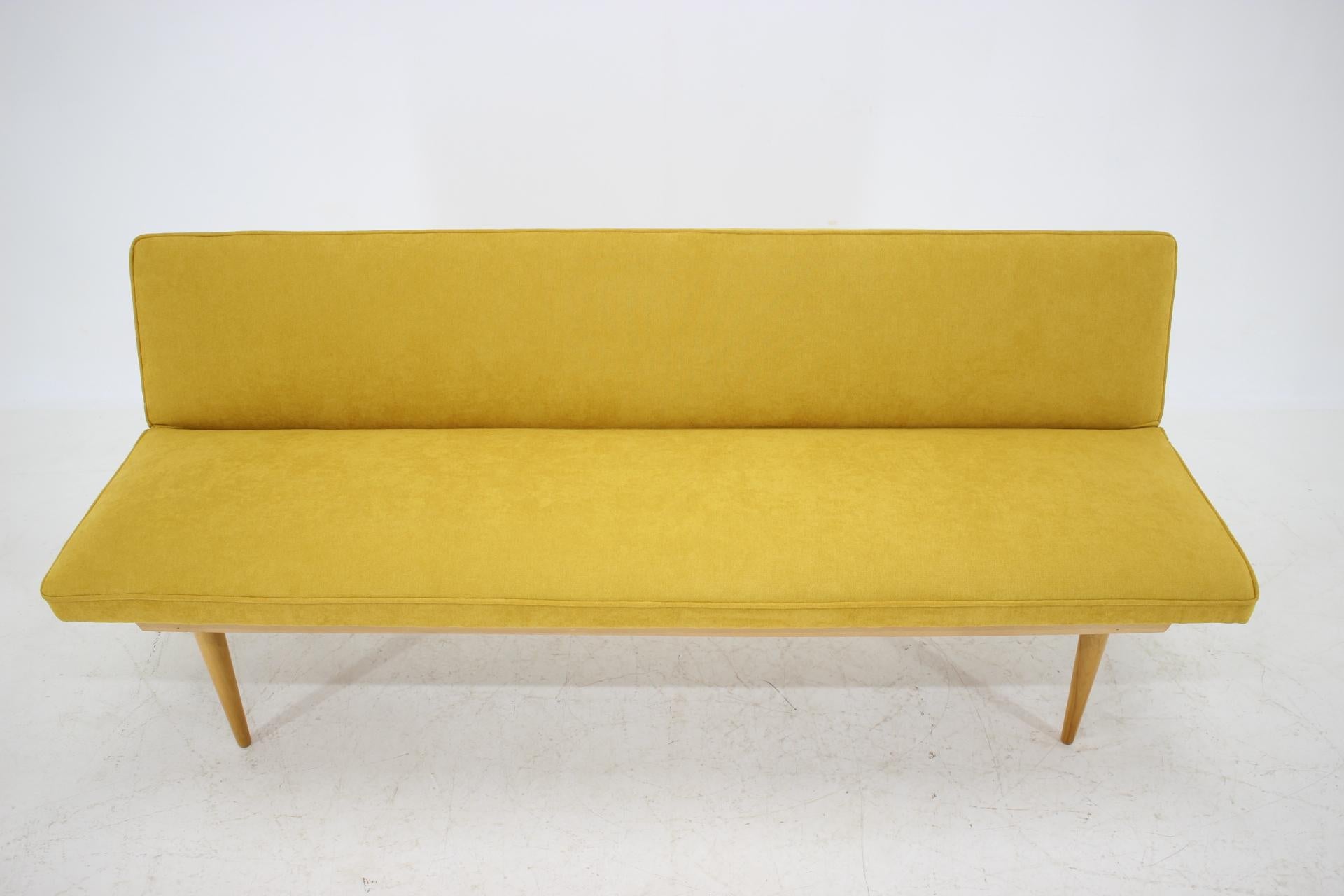 Mid-Century Modern Canapé du milieu du siècle am designs par Miroslav Navrátil, 1960s en vente