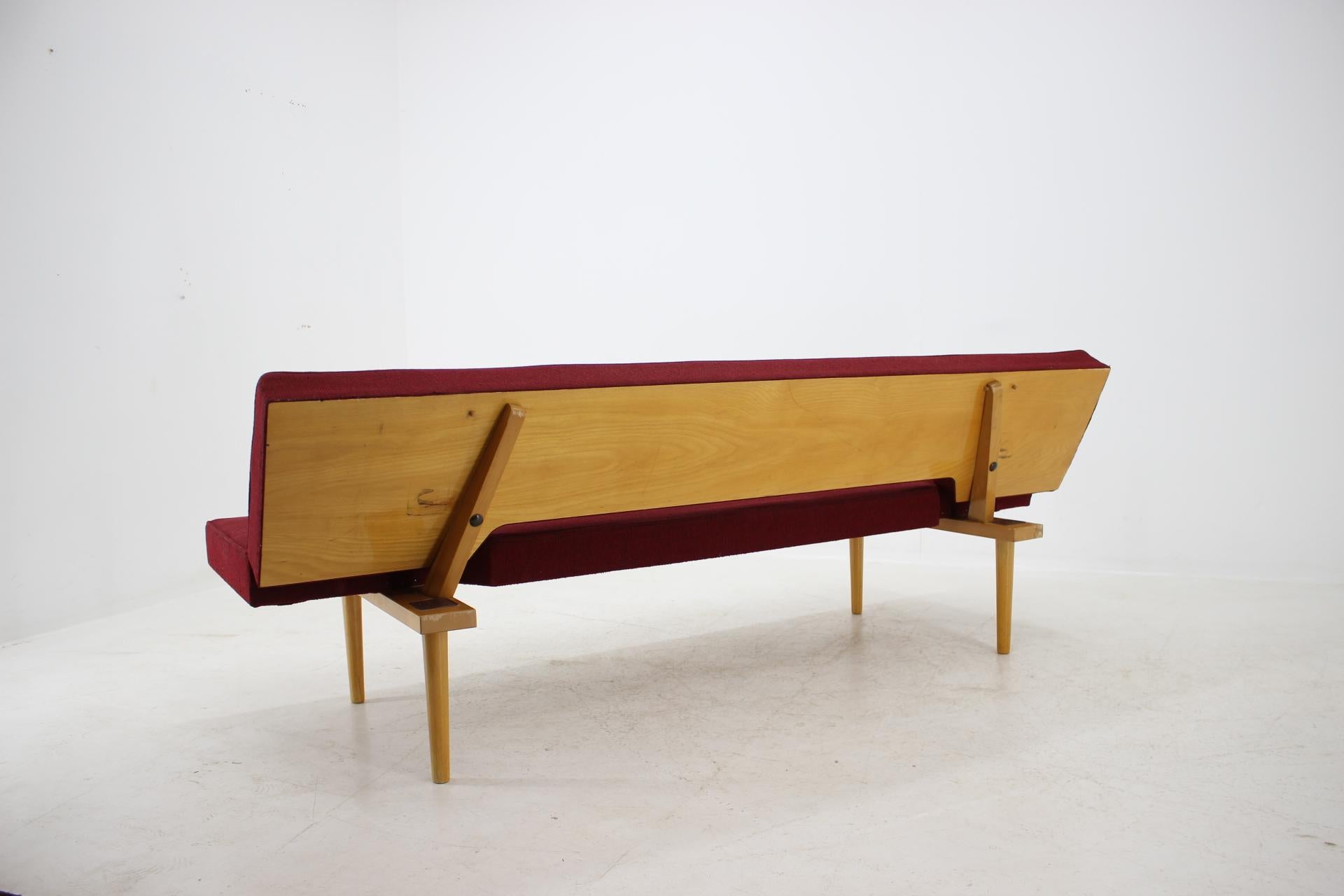 Sofa aus der Mitte des Jahrhunderts, entworfen von Miroslav Navrátil, 1960er Jahre im Zustand „Gut“ im Angebot in Praha, CZ