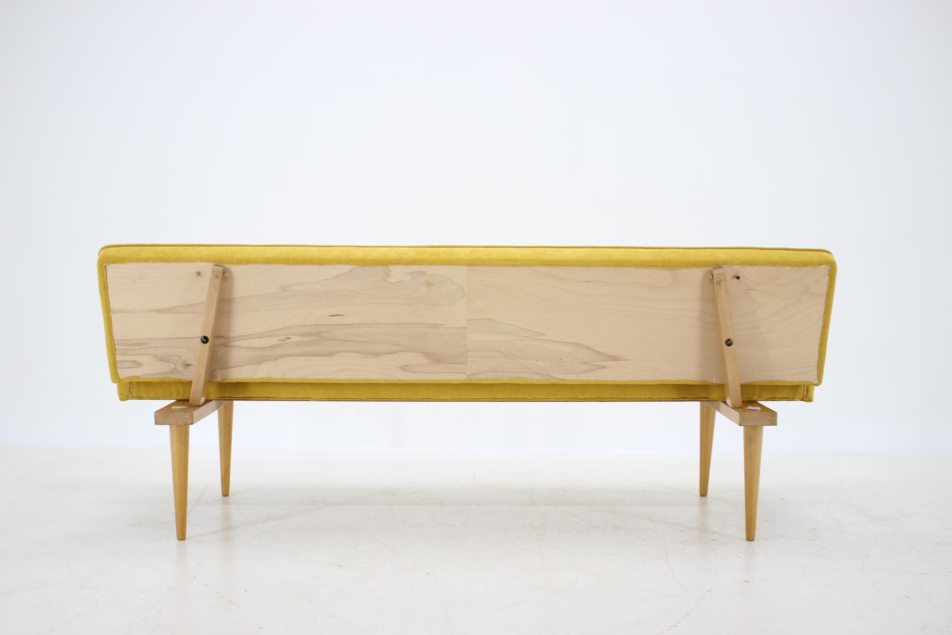 Canapé du milieu du siècle am designs par Miroslav Navrátil, 1960s Bon état - En vente à Praha, CZ