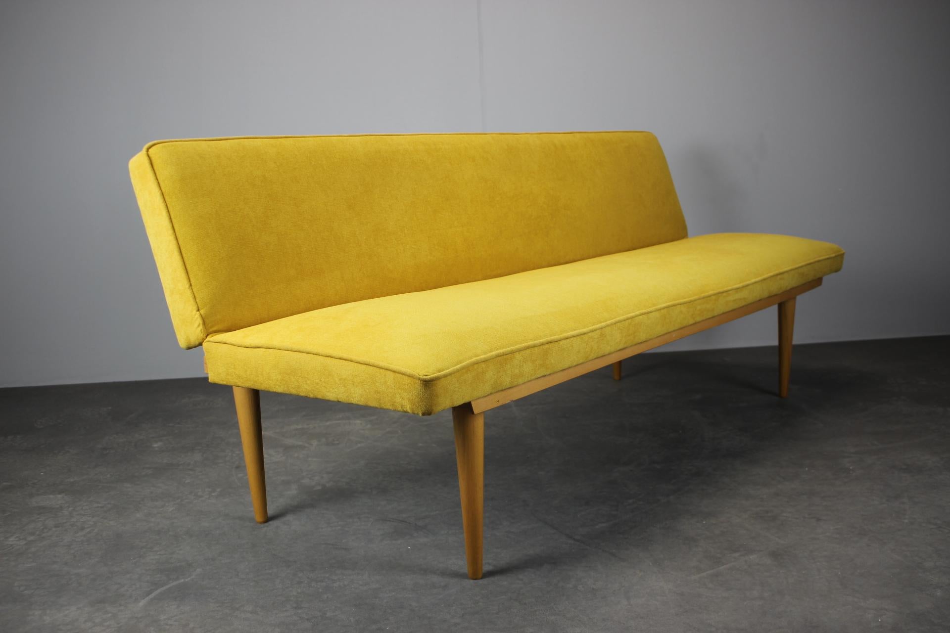 Midcentury Sofa Designed by Miroslav Navrátil, 1960s Bon état - En vente à Praha, CZ