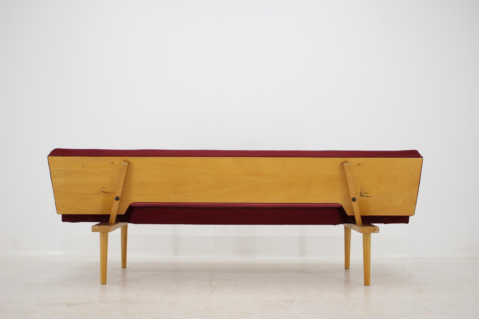 Sofa aus der Mitte des Jahrhunderts, entworfen von Miroslav Navrátil, 1960er Jahre (Mitte des 20. Jahrhunderts) im Angebot