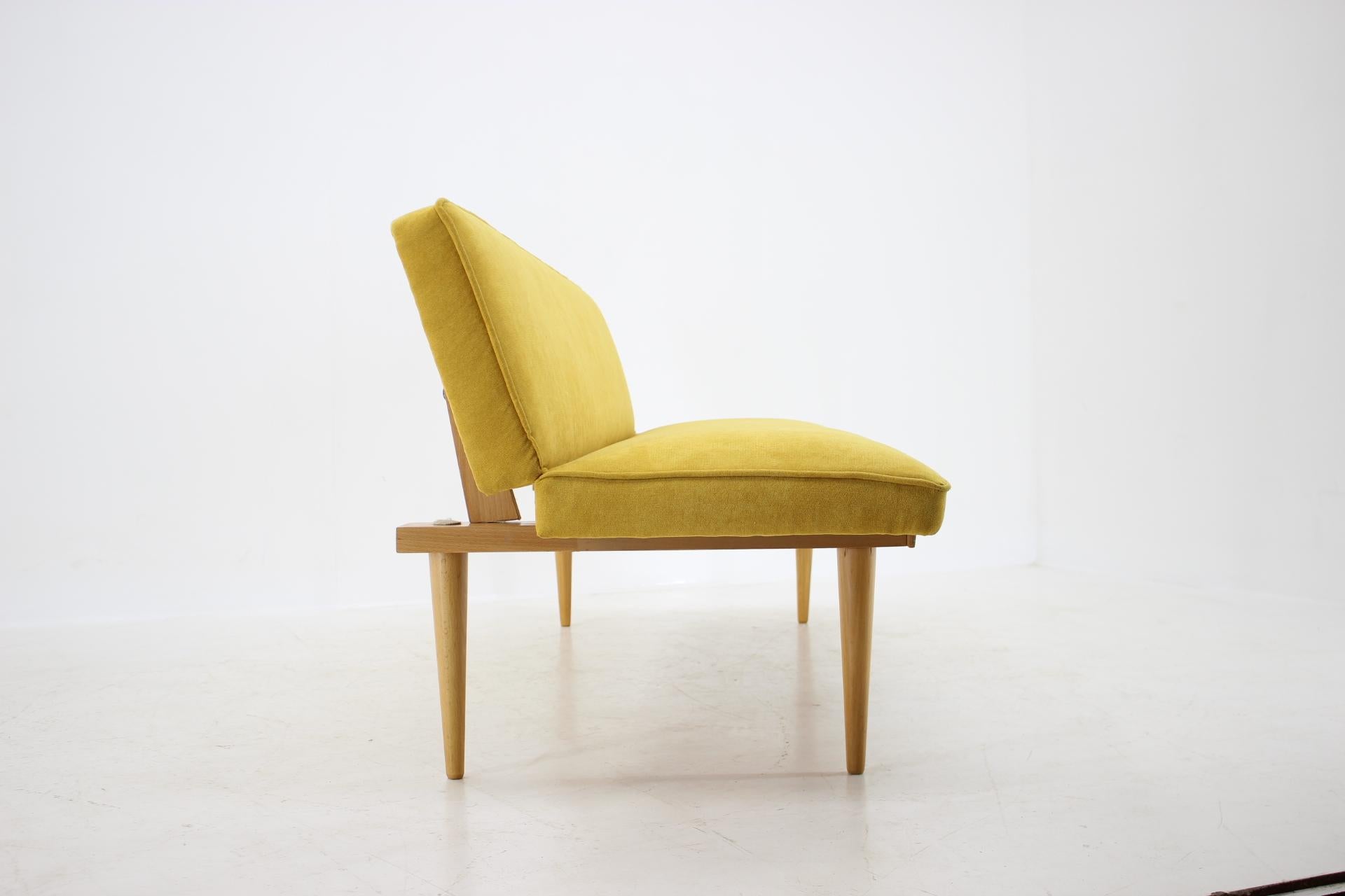 Sofa aus der Mitte des Jahrhunderts, entworfen von Miroslav Navrátil, 1960er Jahre (Mitte des 20. Jahrhunderts) im Angebot