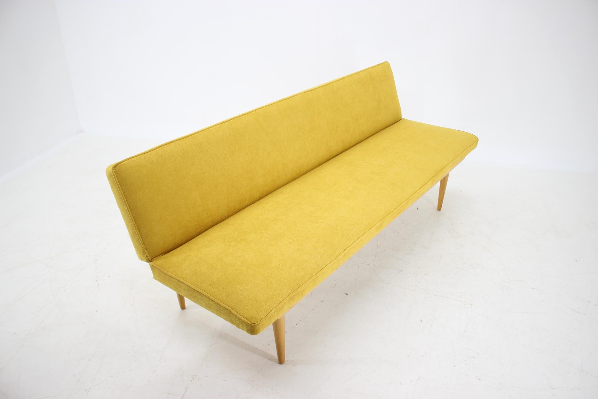 Sofa aus der Mitte des Jahrhunderts, entworfen von Miroslav Navrátil, 1960er Jahre (Stoff) im Angebot