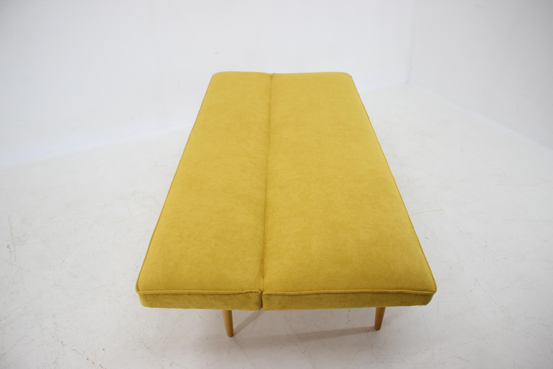 Canapé du milieu du siècle am designs par Miroslav Navrátil, 1960s en vente 2