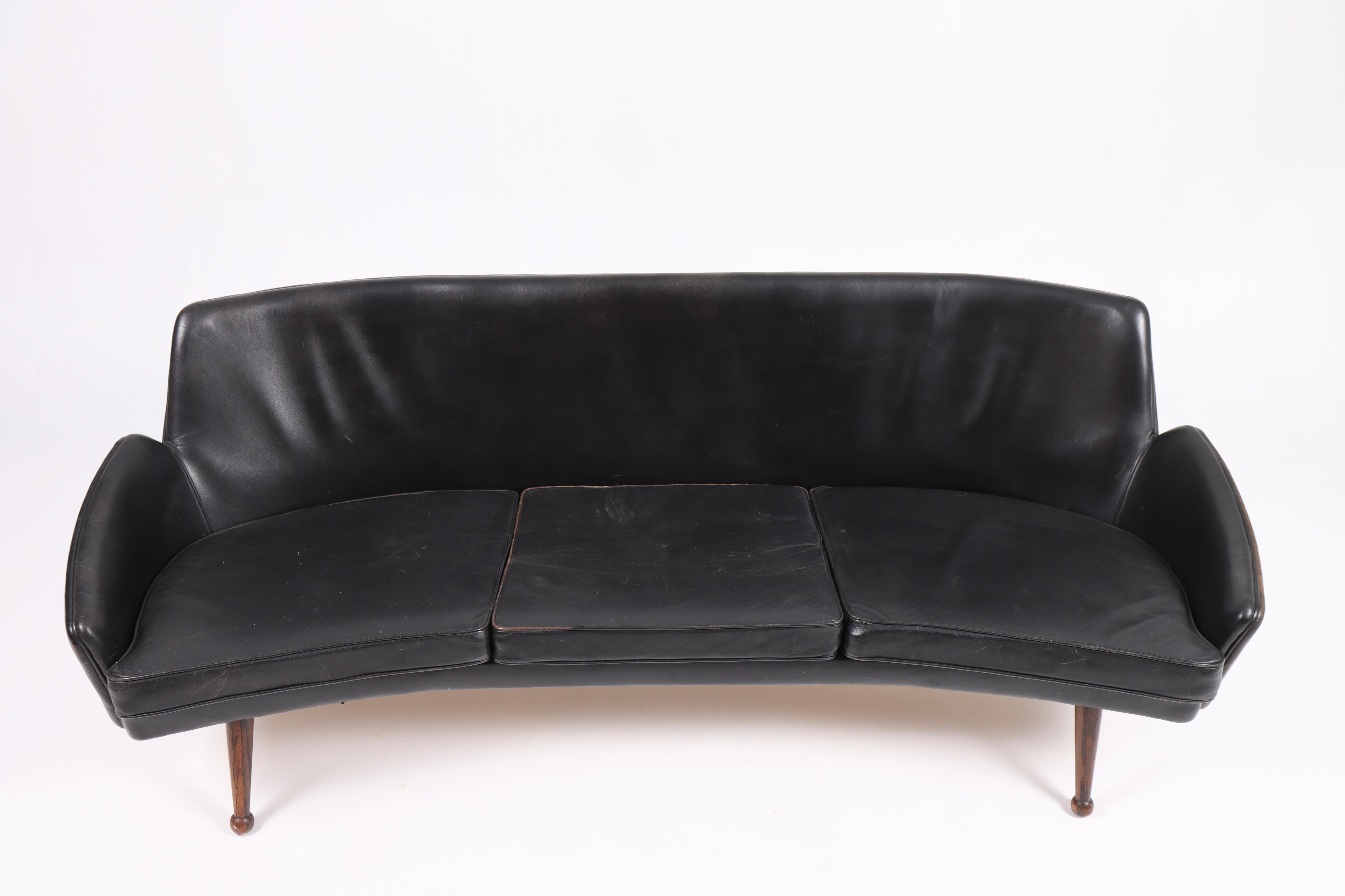 Midcentury Sofa in Patinated Leather, Danish Design 1950s In Good Condition For Sale In Lejre, DK
