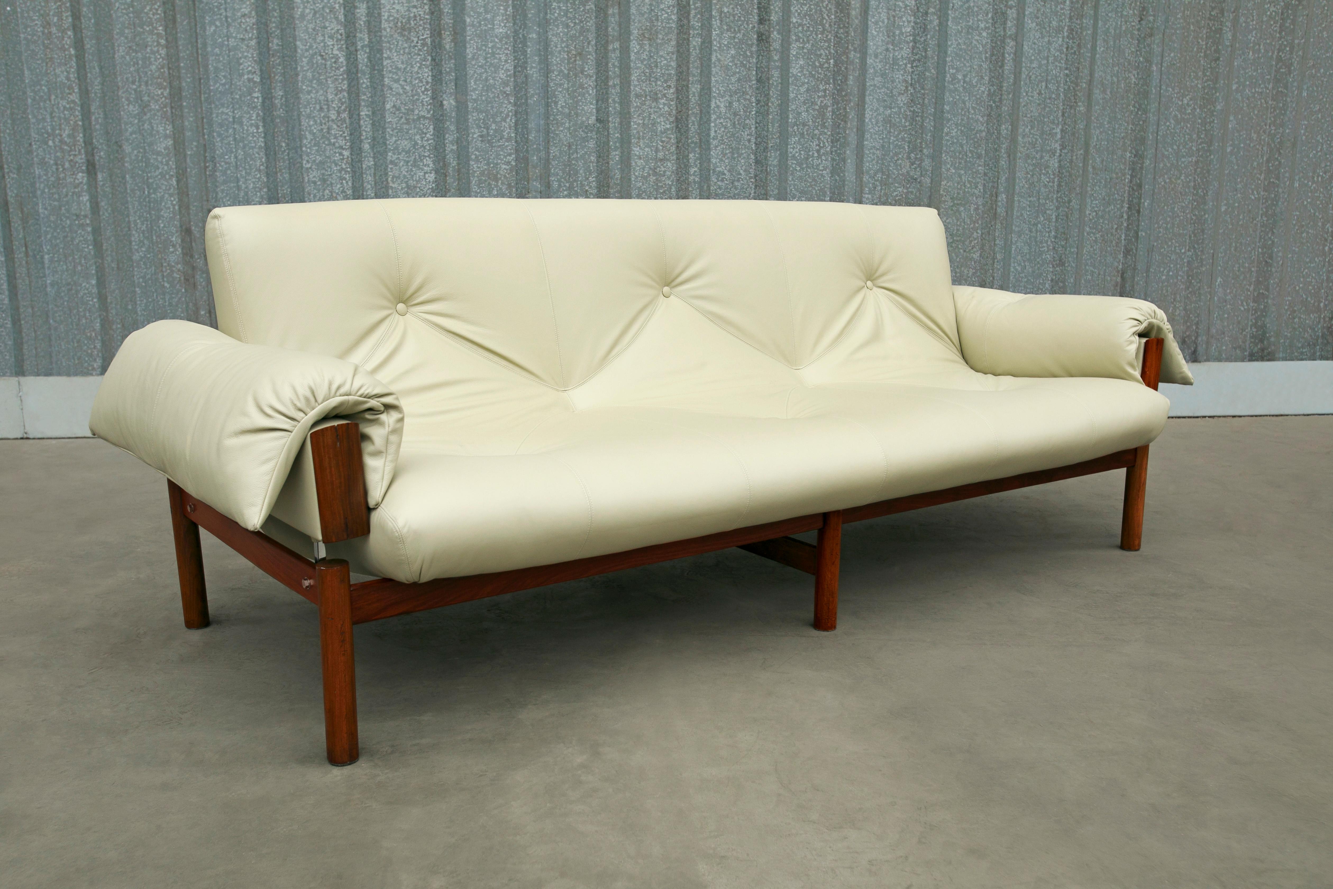 Disponible aujourd'hui, ce canapé moderne brésilien, modèle MP-13, conçu par Percival Lafer en bois dur et cuir italien beige, années 1960, n'est rien de moins que fabuleux ! 

Ce spectaculaire canapé peut accueillir confortablement trois personnes