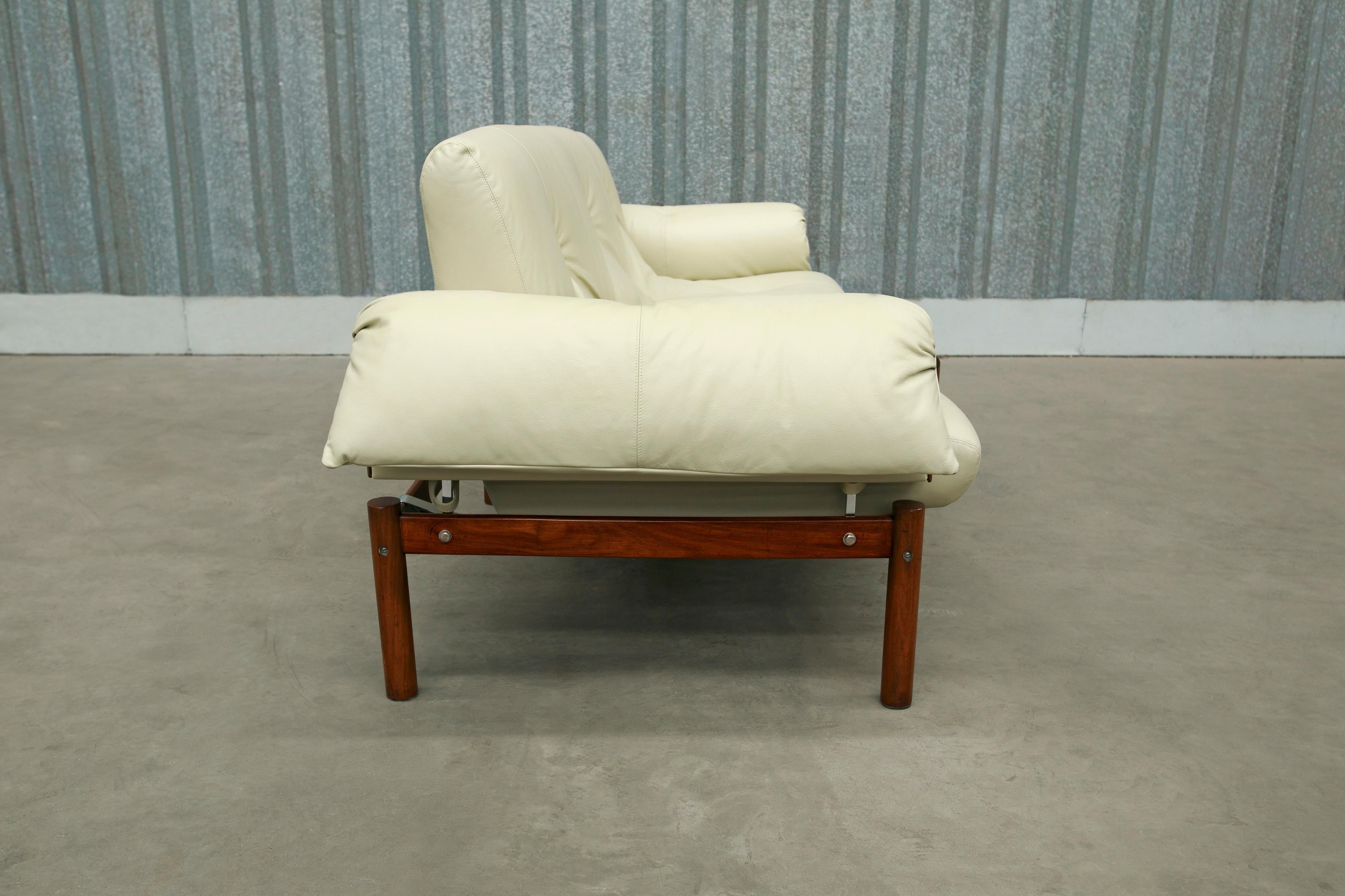 Mid-Century-Sofa MP-13 von Percival Lafer aus Hartholz und beigem Leder, Brasilien, 1967 (Moderne der Mitte des Jahrhunderts) im Angebot