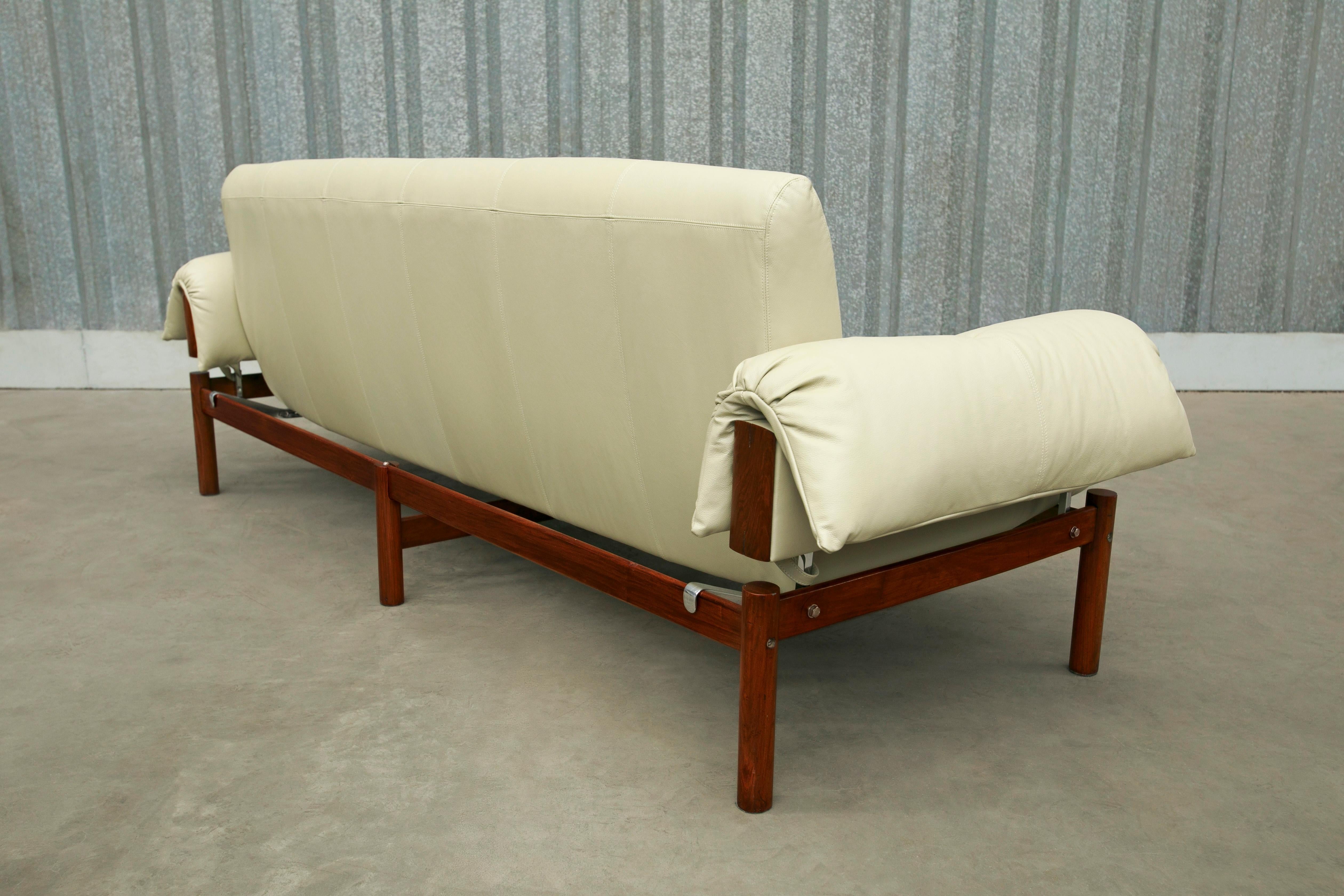 Mid-Century-Sofa MP-13 von Percival Lafer aus Hartholz und beigem Leder, Brasilien, 1967 (Brasilianisch) im Angebot