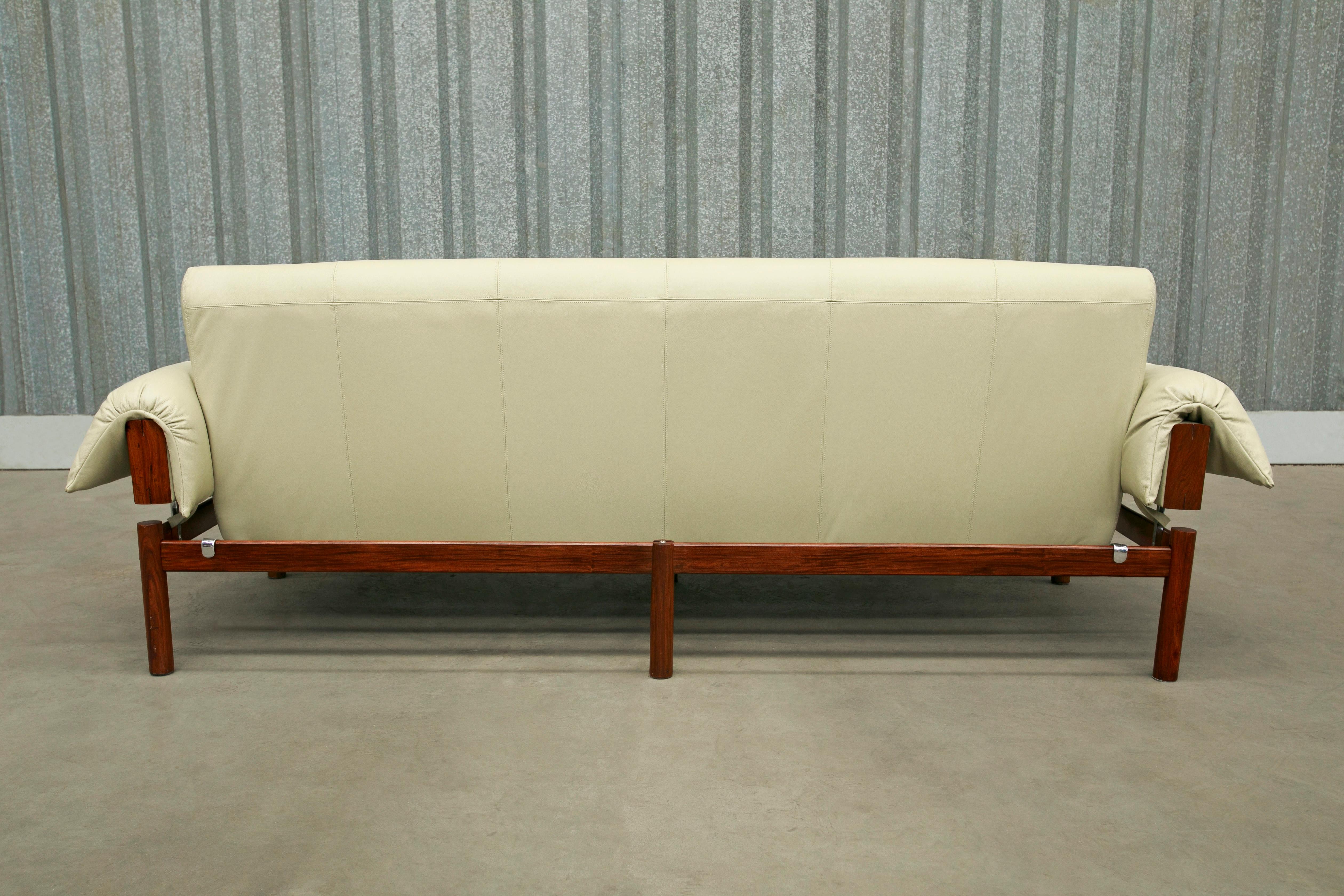 Mid-Century-Sofa MP-13 von Percival Lafer aus Hartholz und beigem Leder, Brasilien, 1967 (Holzarbeit) im Angebot