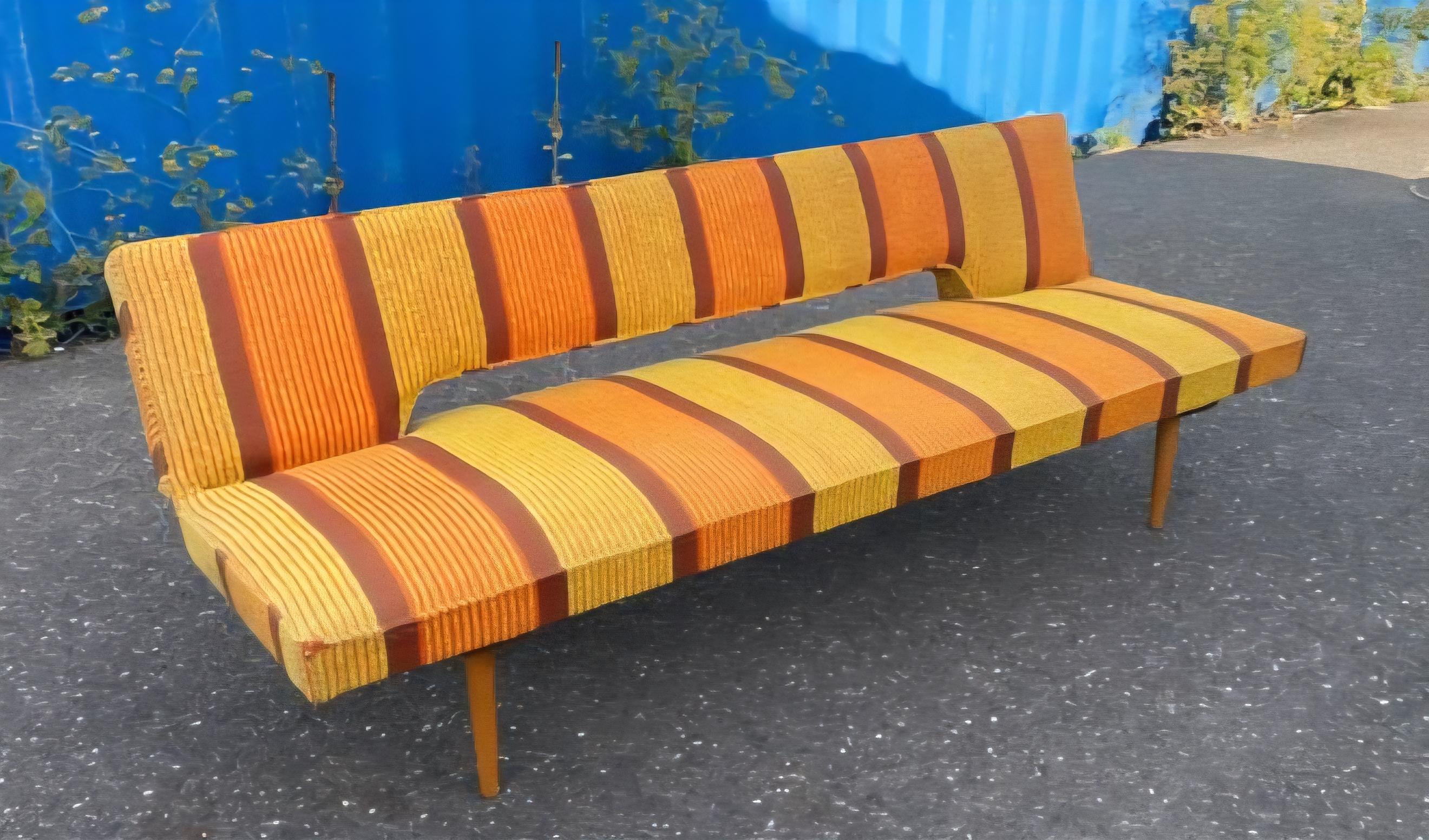 Sofá o sofá cama de mediados de siglo diseñado por Miroslav Navratil, década de 1960. Moderno de mediados de siglo en venta