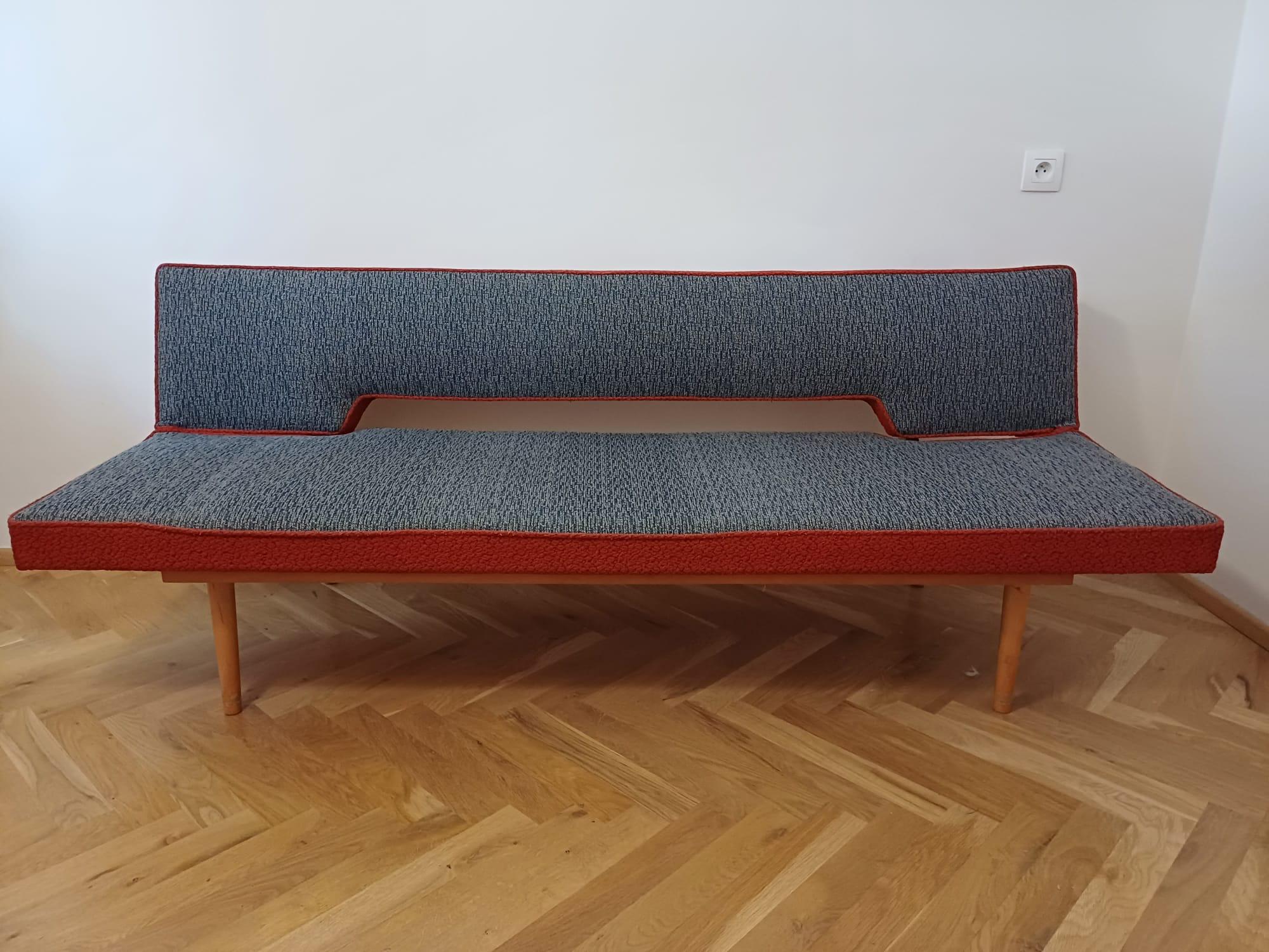 Sofa oder Daybed aus der Jahrhundertmitte, entworfen von Miroslav Navratil, 1960er Jahre. (Mitte des 20. Jahrhunderts) im Angebot