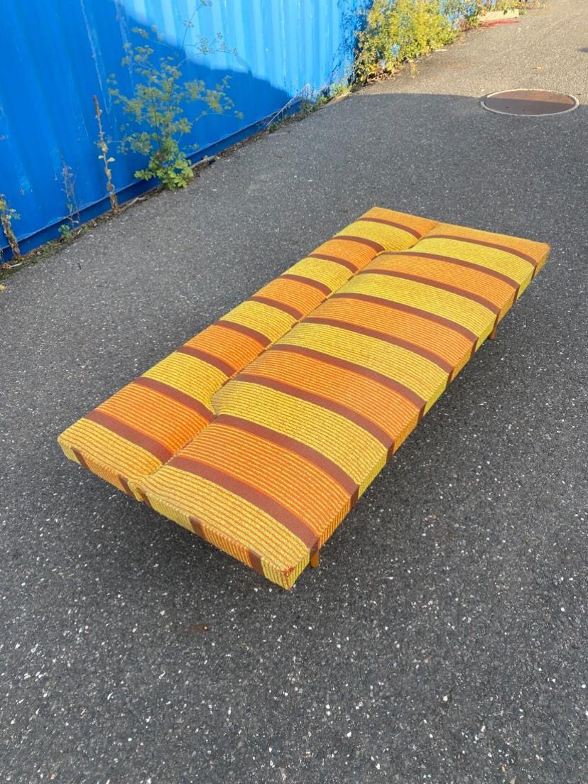 Sofá o sofá cama de mediados de siglo diseñado por Miroslav Navratil, década de 1960. mediados del siglo XX en venta