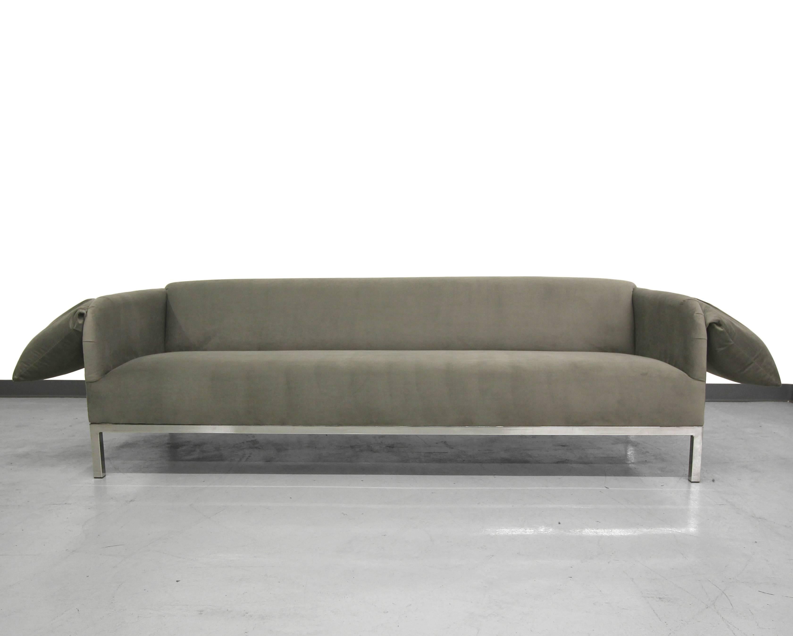 Mid-century Sofa with Chrome Base In Excellent Condition In Las Vegas, NV
