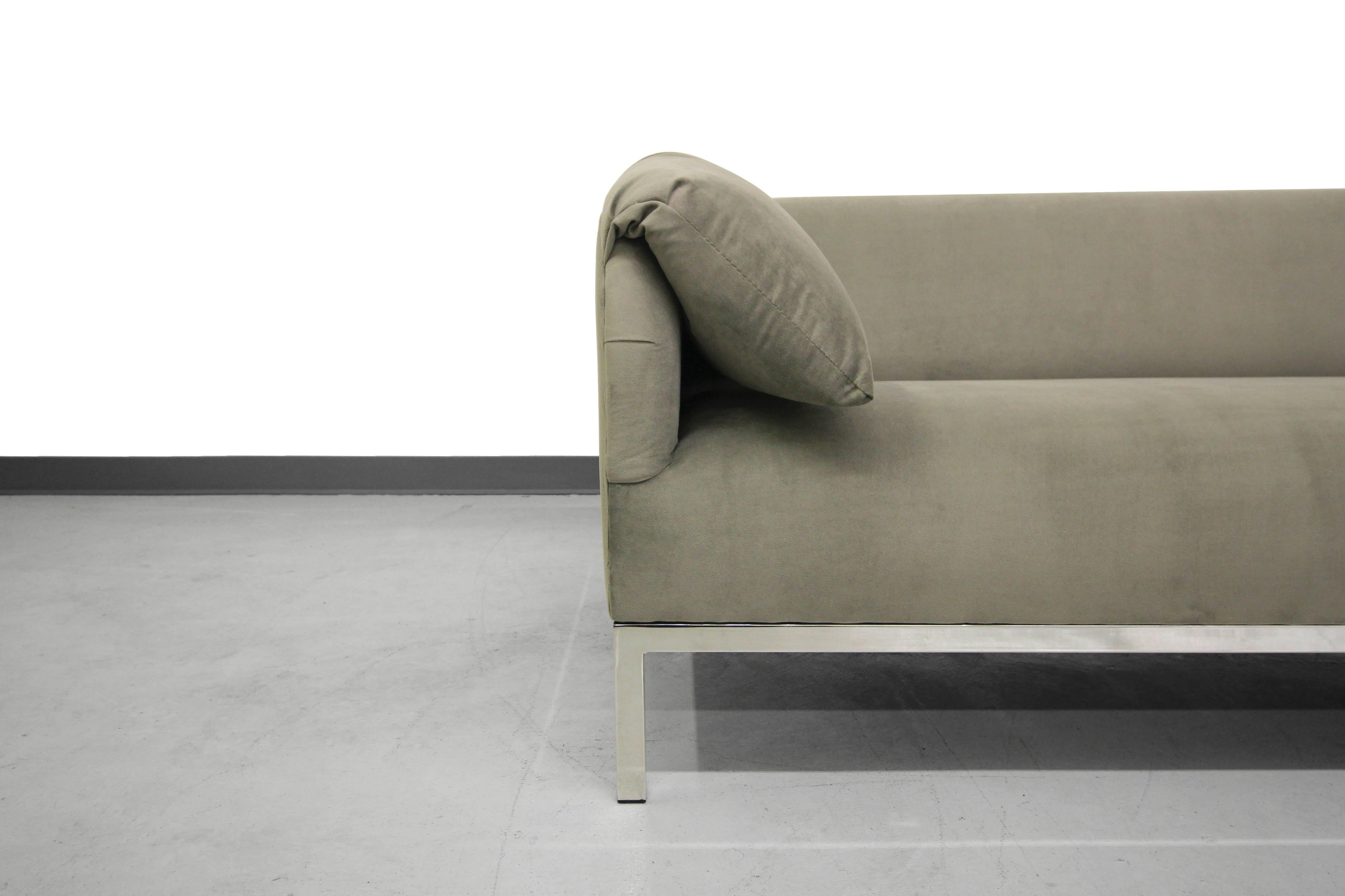 Sofa aus der Mitte des Jahrhunderts mit Chromsockel 1