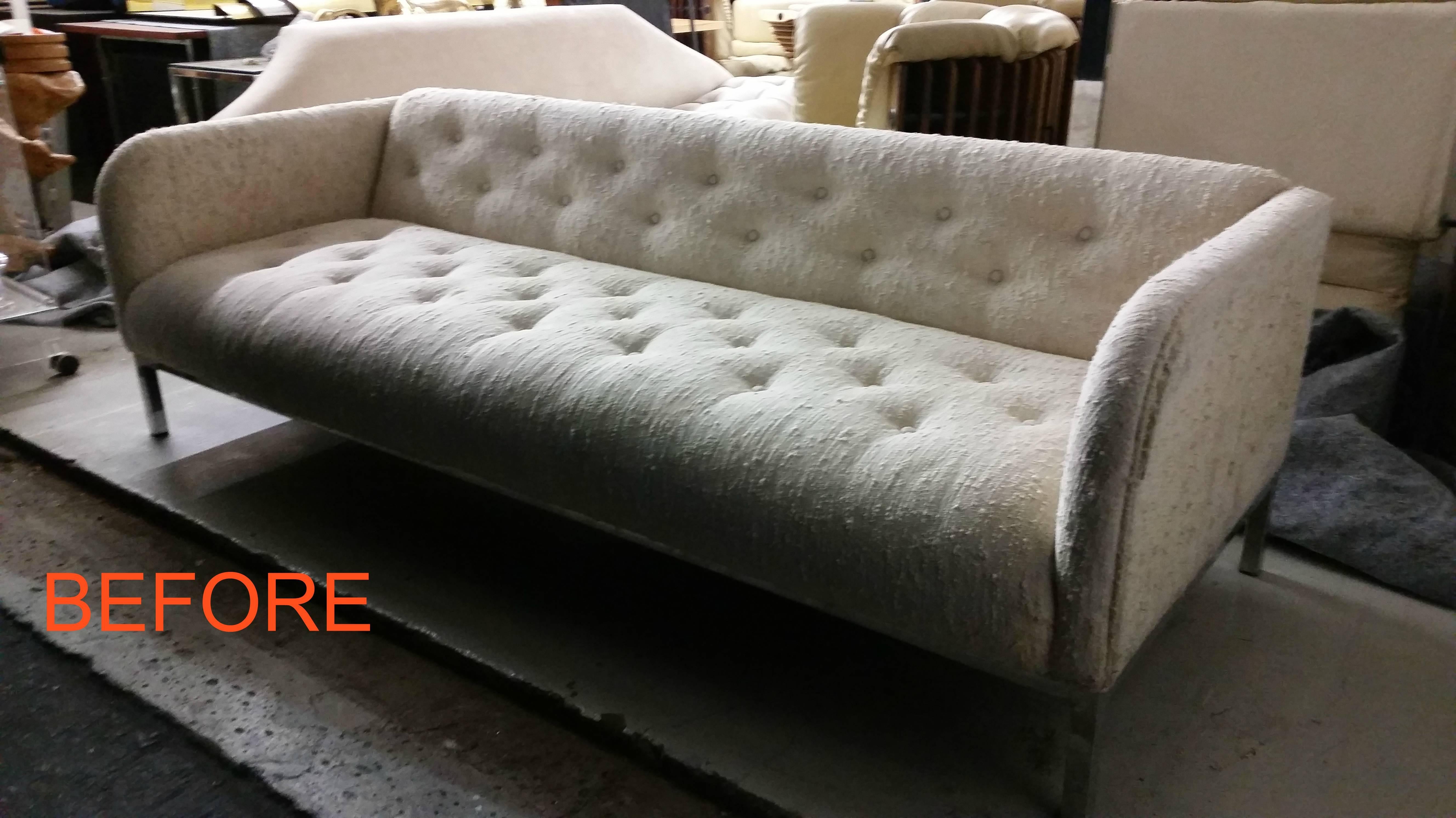 Sofa aus der Mitte des Jahrhunderts mit Chromsockel 4