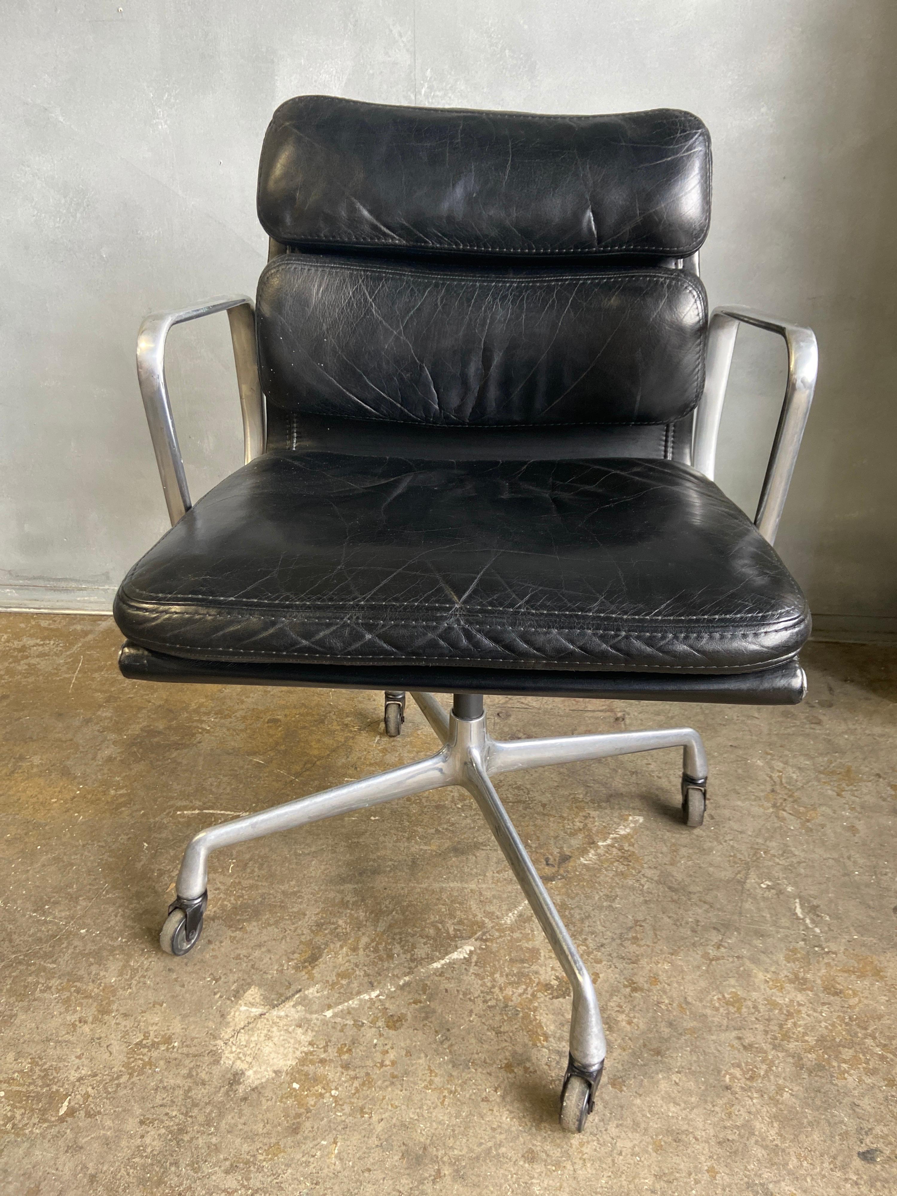 Eames for Herman Miller vintage soft pad chair in black leather with low back

These authentic vintage examples are icons of Mid-Century Modern design. The chairs part of the Eames aluminium group designed for Herman Miller revolutionized office