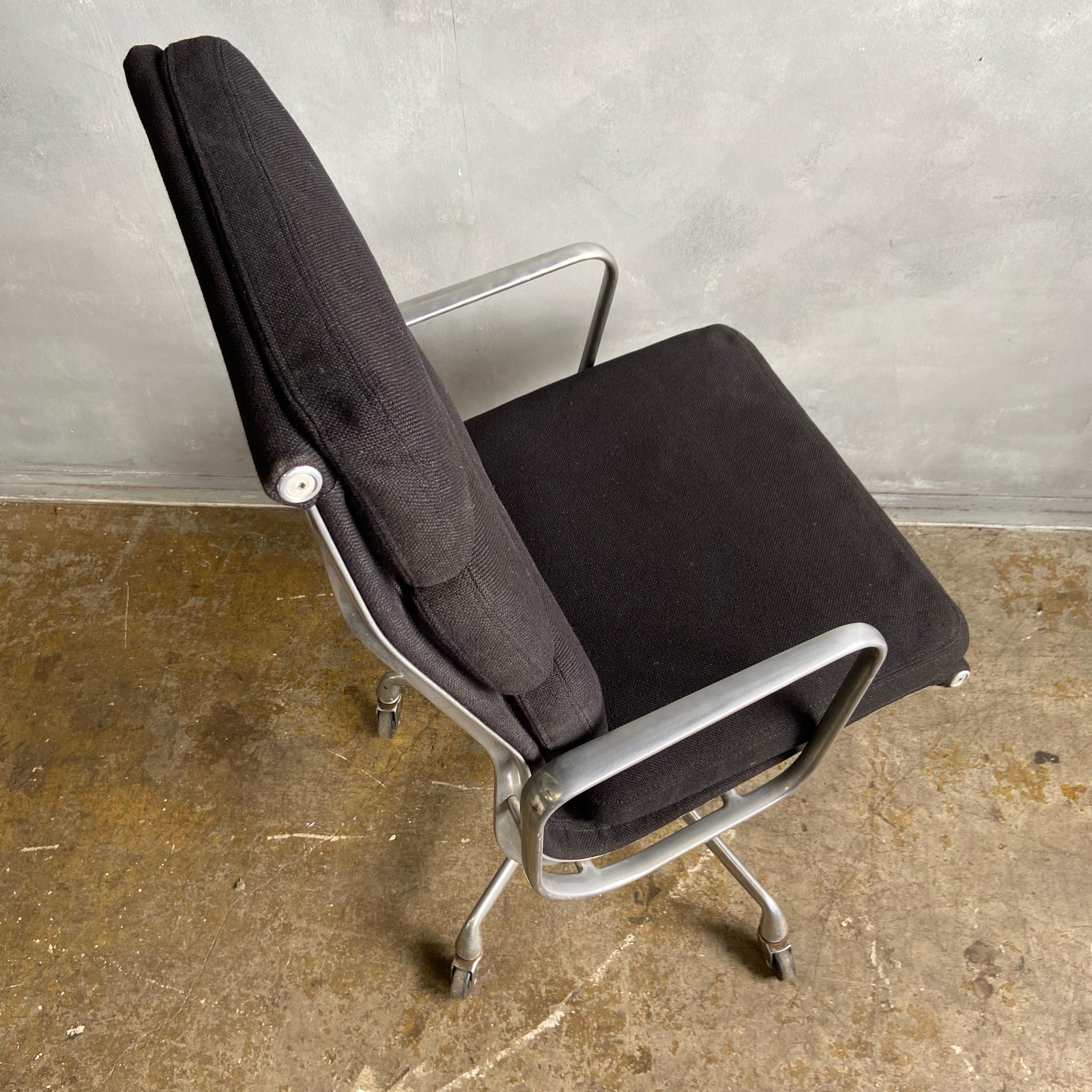 Midcentury Soft Pad Chair by Eames for Herman Miller In Good Condition In BROOKLYN, NY