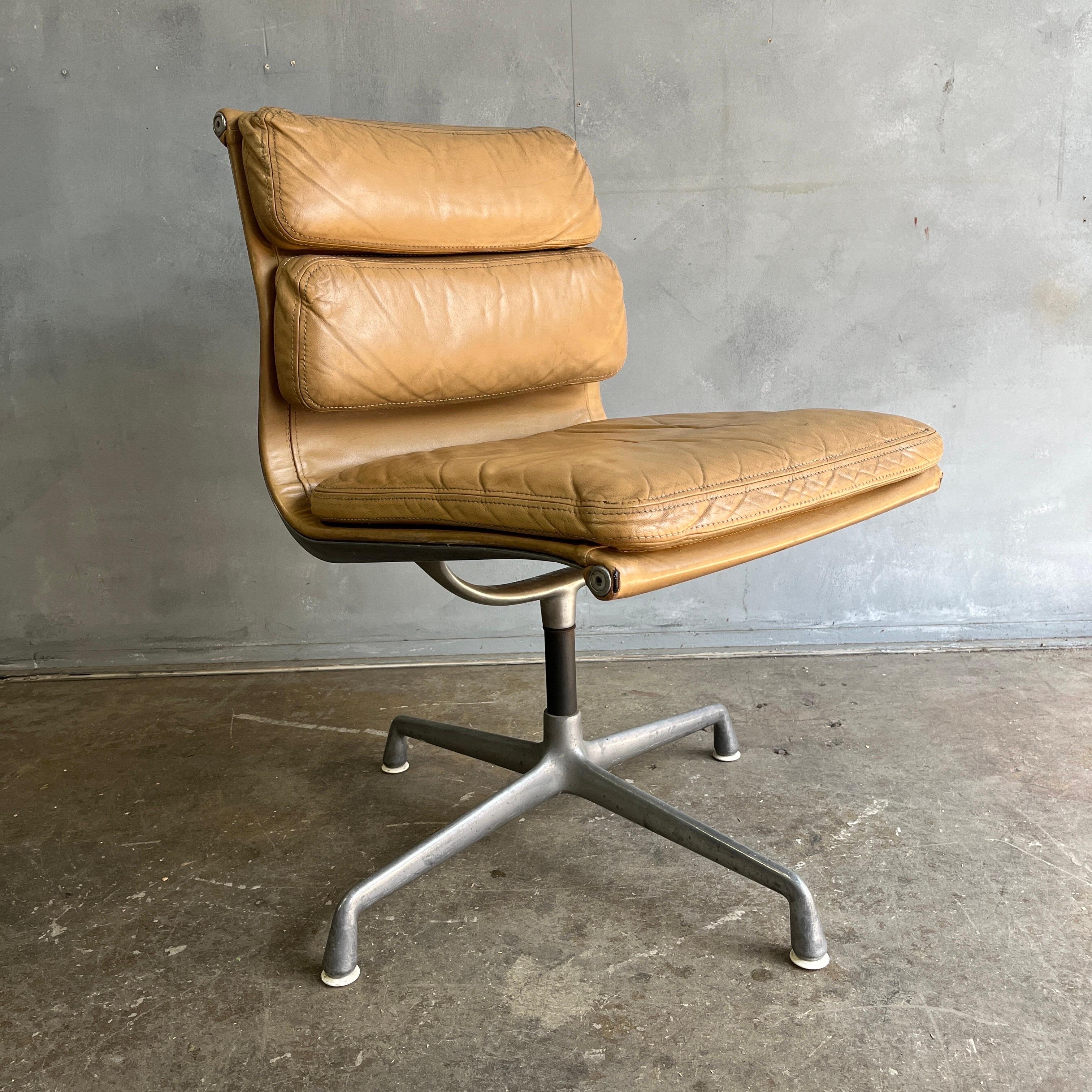 Midcentury Soft Pad Chair by Eames for Herman Miller In Good Condition In BROOKLYN, NY
