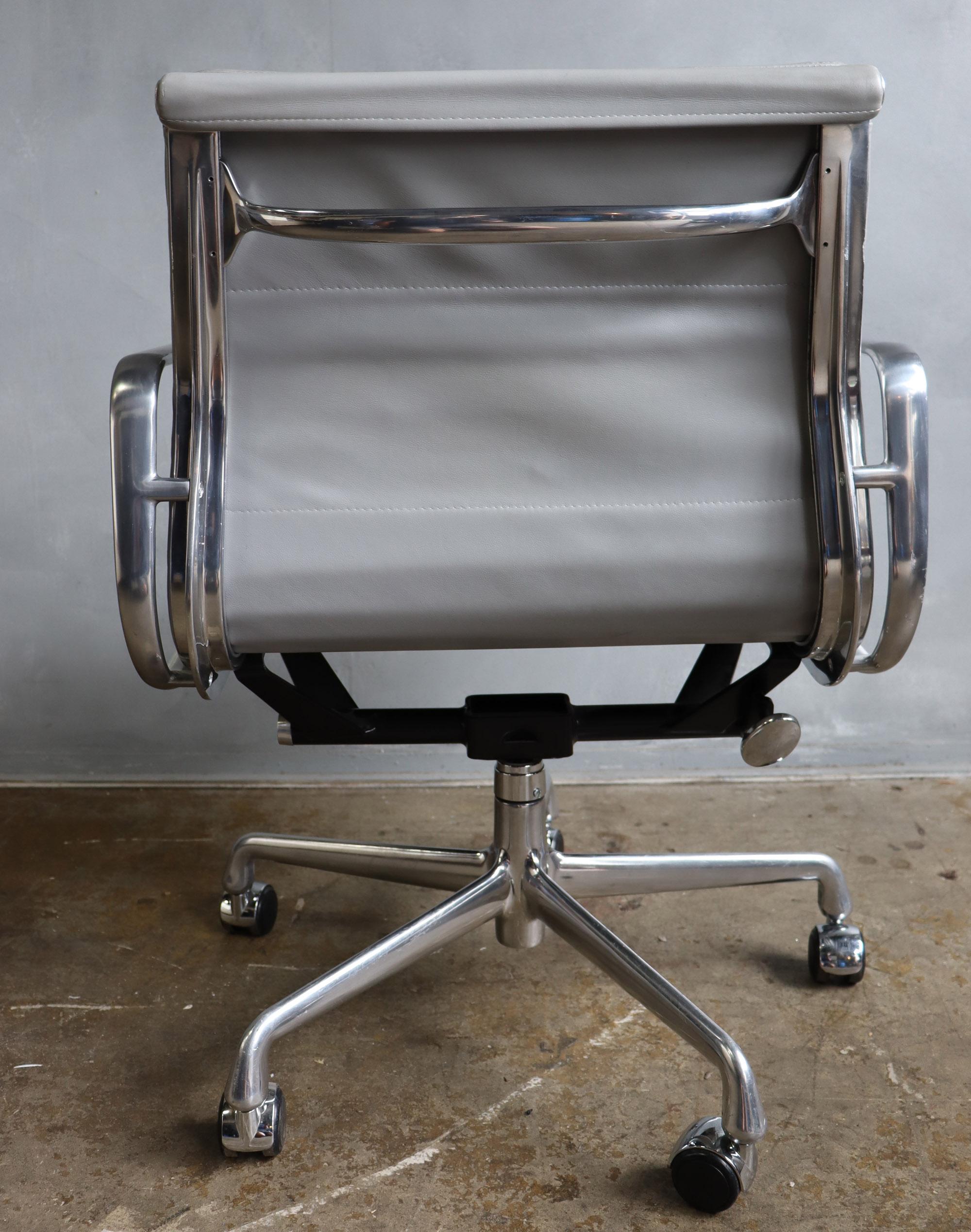 Midcentury Soft Pad Chair by Eames for Herman Miller In Good Condition In BROOKLYN, NY