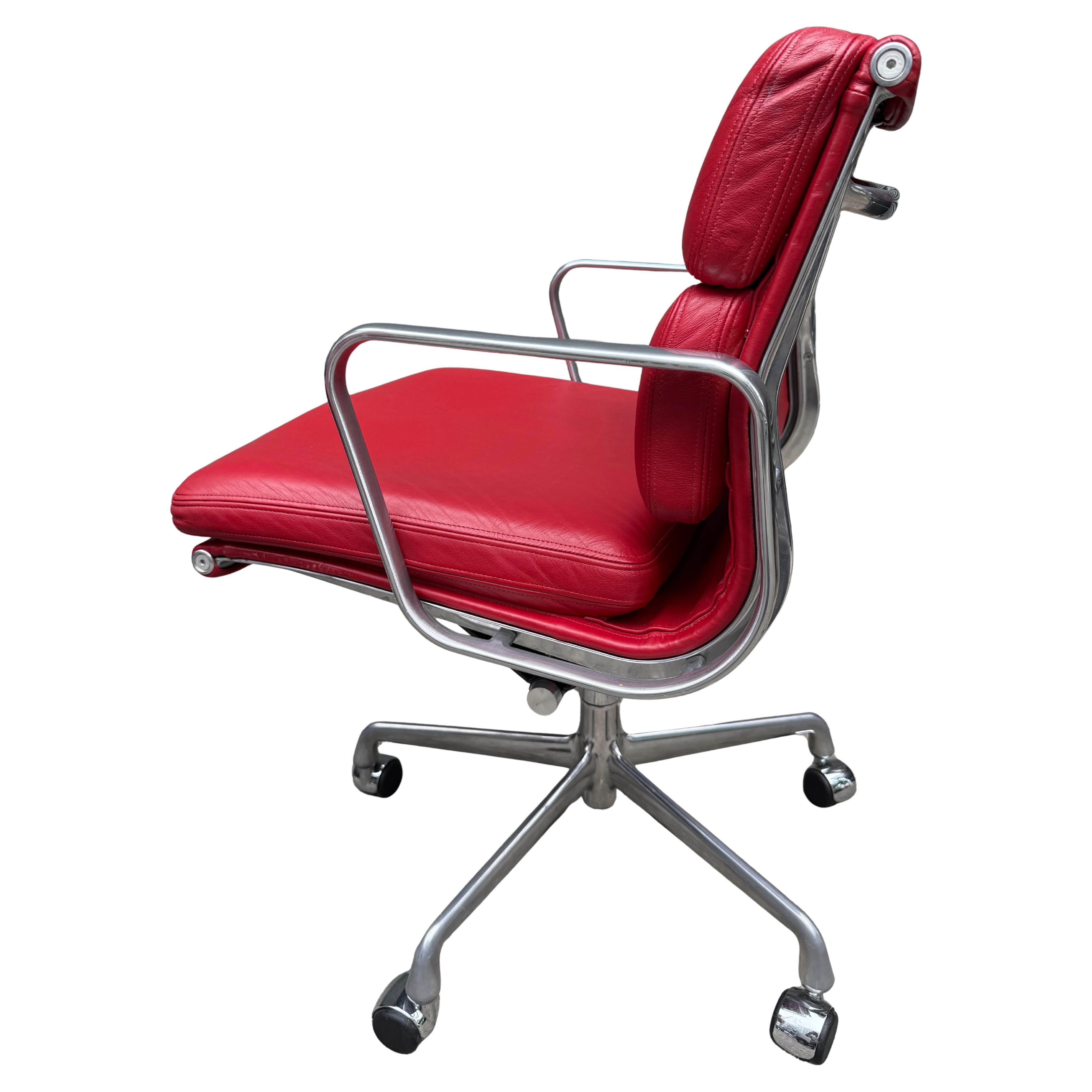Autentiche sedie vintage Eames Soft Pad per Herman Miller - Pelle rossa
Per la tua considerazione: una straordinaria coppia di autentiche sedie Eames Soft Pad Management vintage, disegnate da Charles e Ray Eames per Herman Miller. Rivestite in pelle