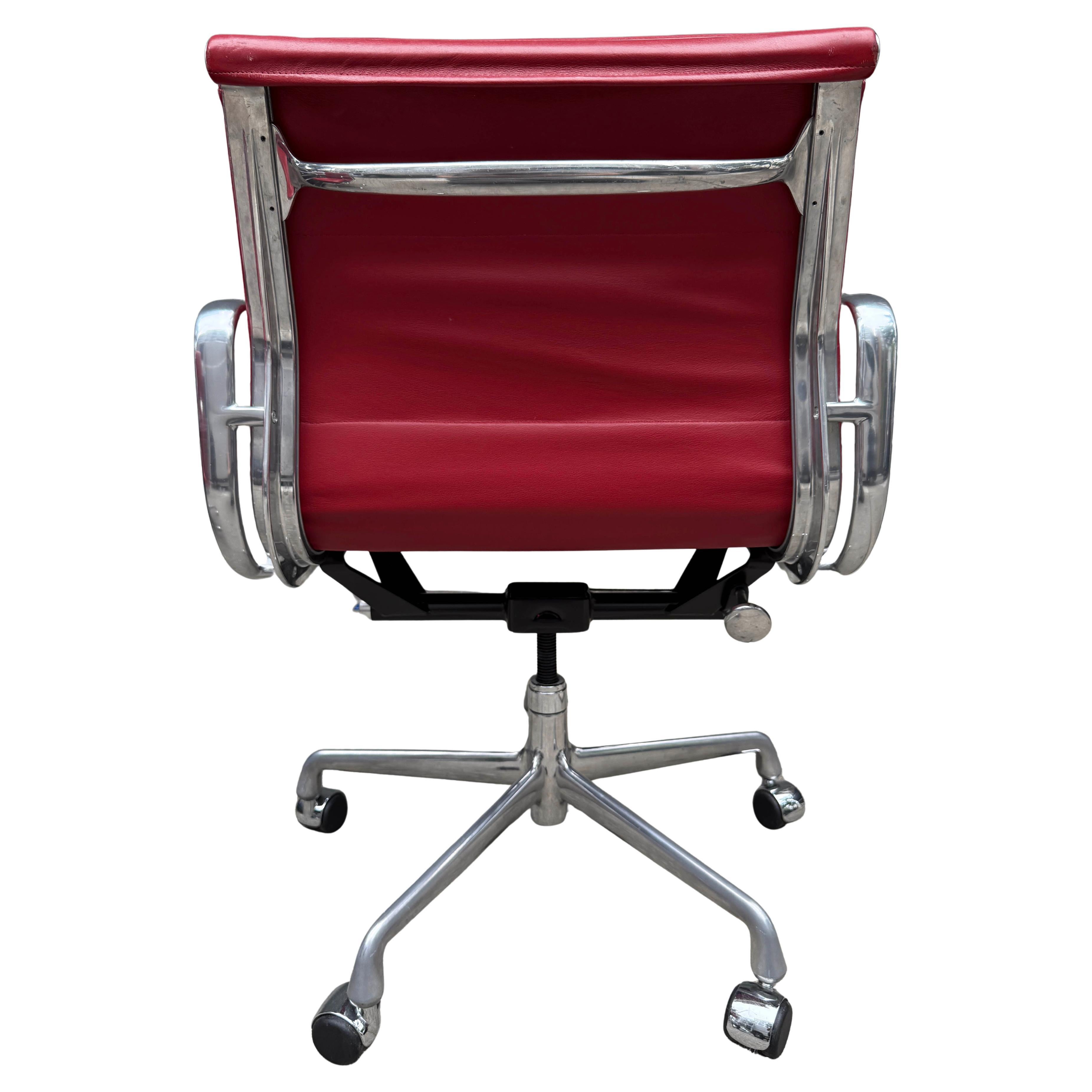 Alluminio Sedie Midcentury con pad morbido di Eames per Herman Miller 'Three Available' in vendita