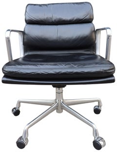 Chaises en cuir noir à rembourrage souple du milieu du siècle