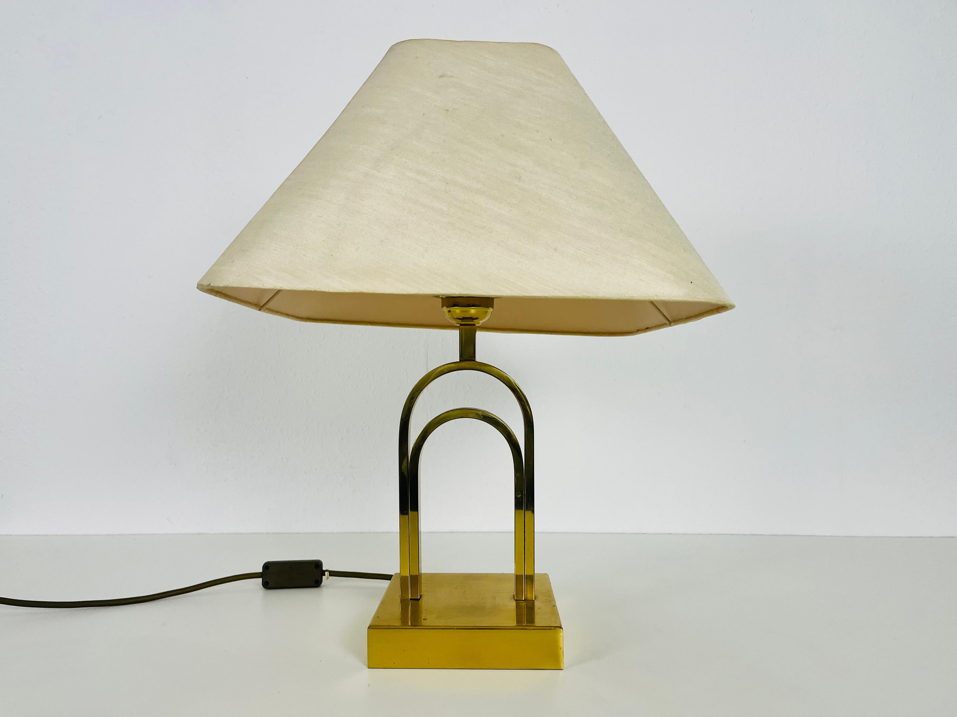 Mid-Century Tischlampe aus massivem Messing und Stoff mit Schirm, 1960er Jahre (Moderne der Mitte des Jahrhunderts) im Angebot