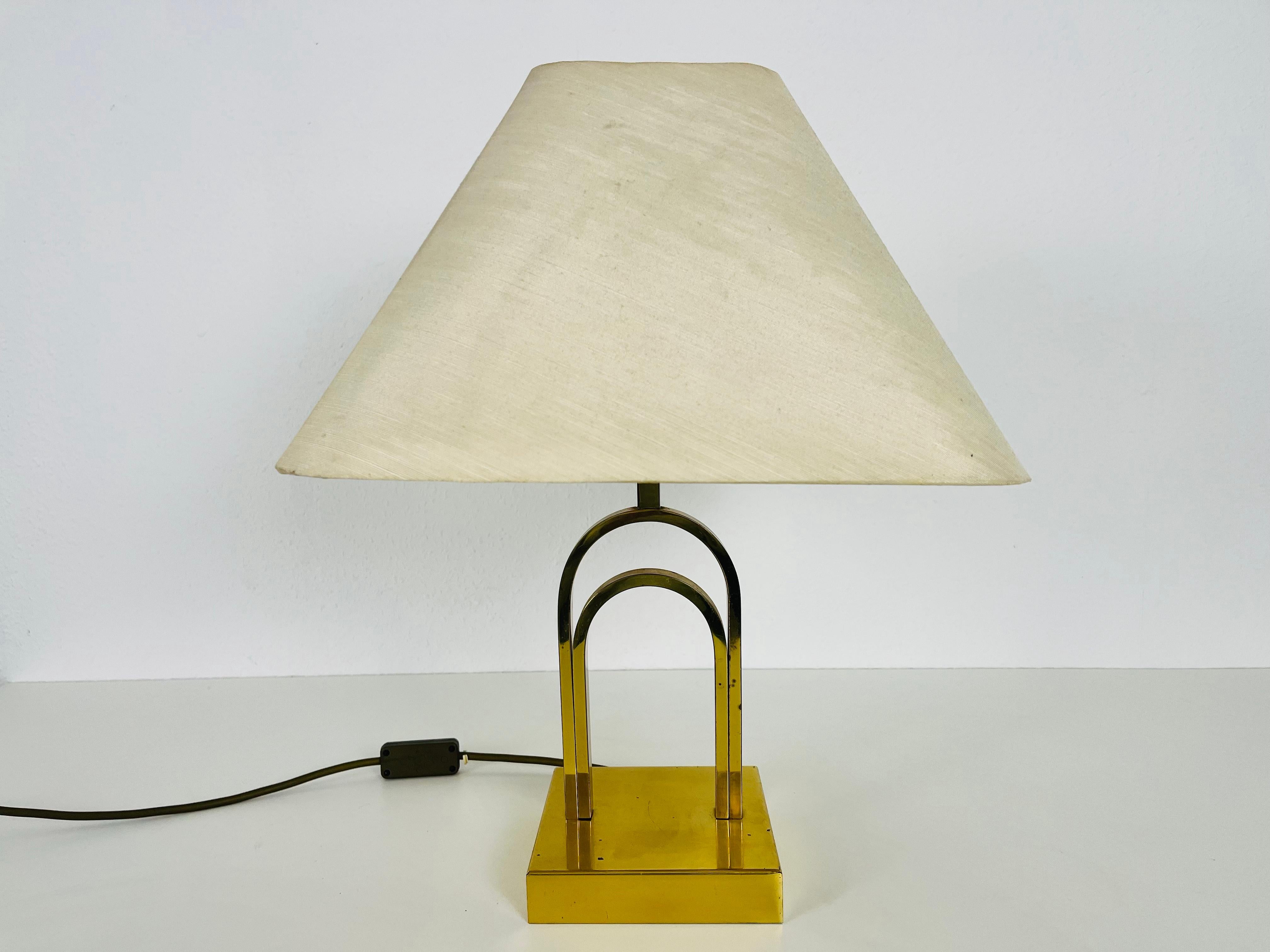 Allemand Lampe de table en laiton massif et abat-jour en tissu, années 1960 en vente