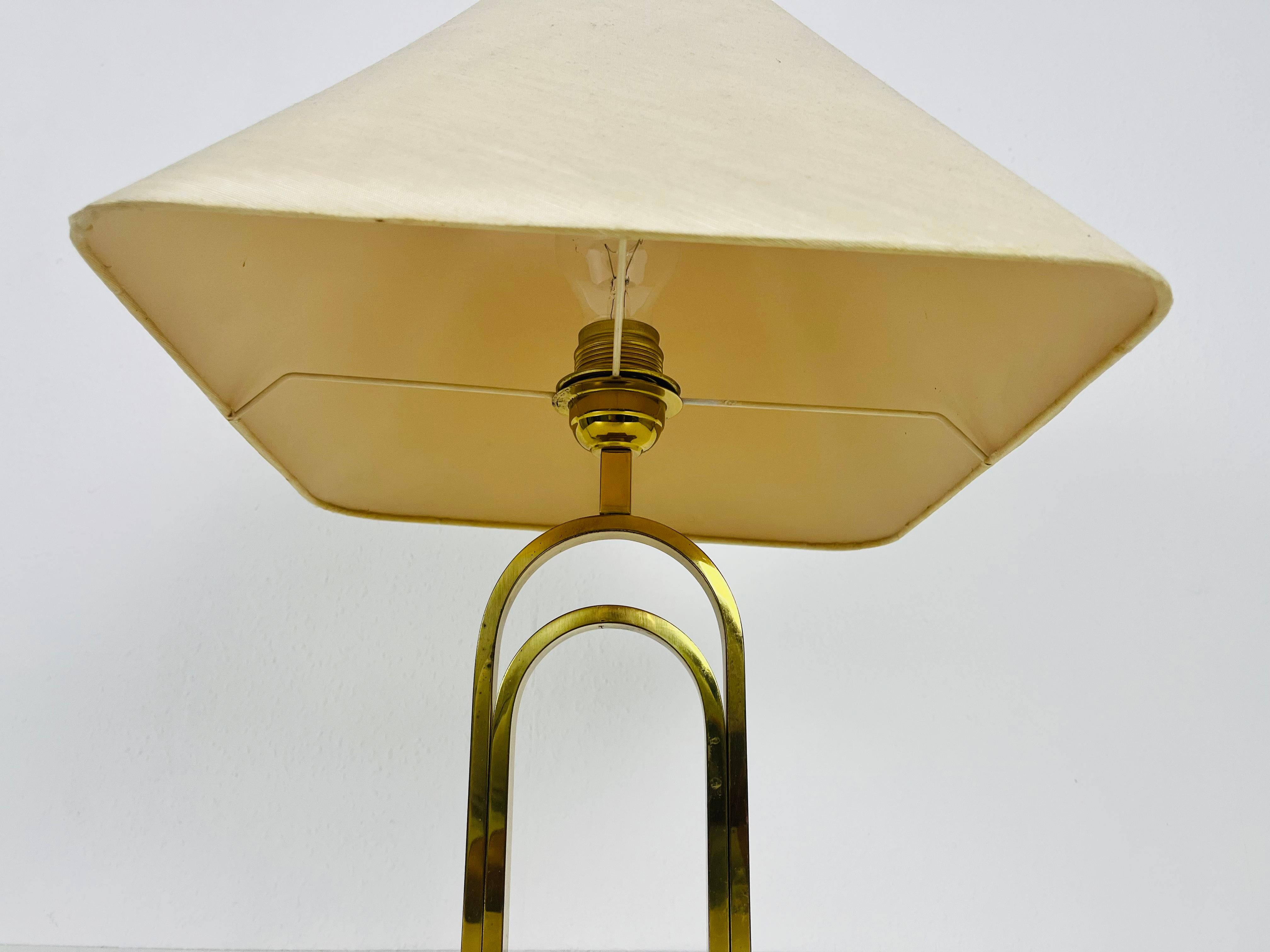Milieu du XXe siècle Lampe de table en laiton massif et abat-jour en tissu, années 1960 en vente